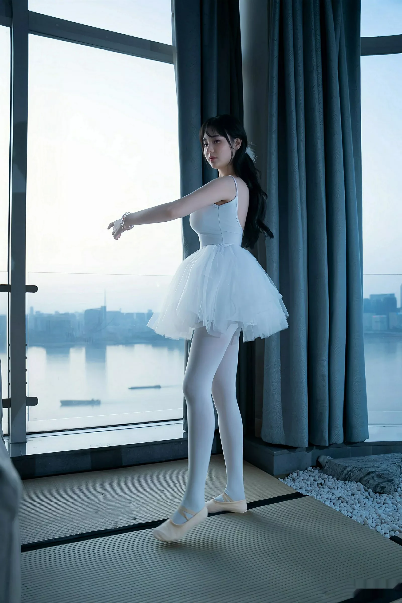 [[XiuRen秀人网]秀人网]No.10575_模特软情性感白色芭蕾短裙配白色丝袜秀曼妙身姿完美诱惑写真78P