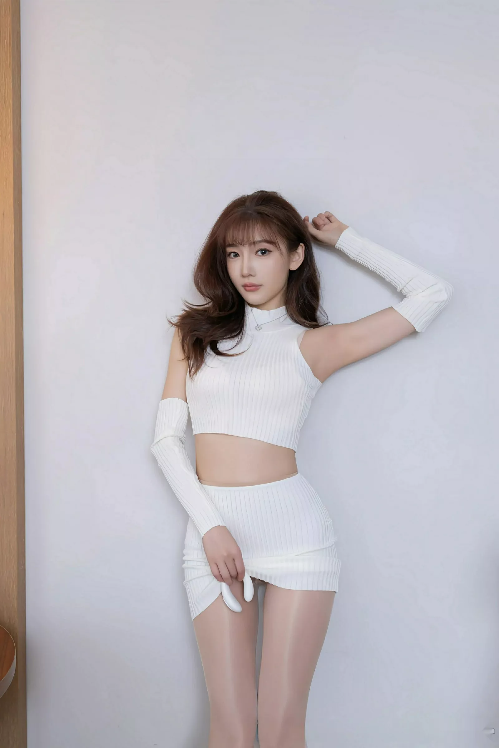 [[XiuRen秀人网]秀人网]No.10608_模特陆萱萱性感白色短裙套装配超薄肉丝秀柔美身姿诱惑写真80P