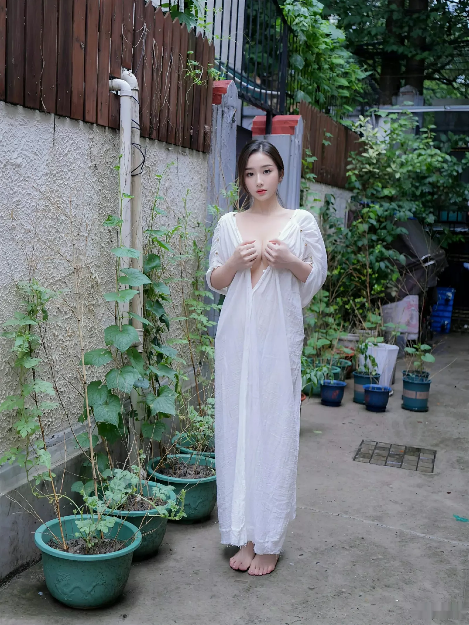 [[XiuRen秀人网]秀人网]No.10603_模特楠芝性感白色长袍半脱露白色丁字裤秀惹火身材撩人诱惑写真77P