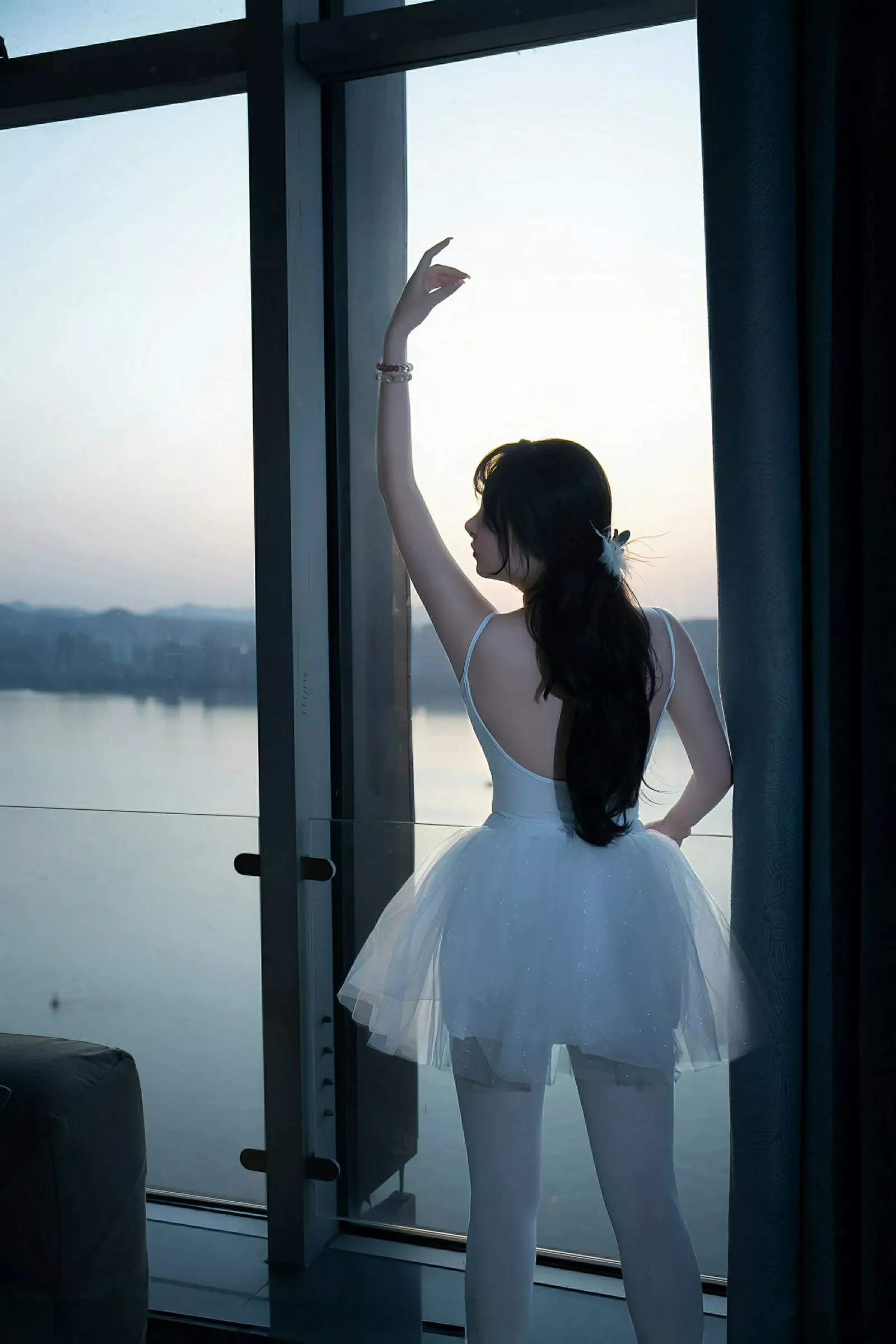 [[XiuRen秀人网]秀人网]No.10575_模特软情性感白色芭蕾短裙配白色丝袜秀曼妙身姿完美诱惑写真78P