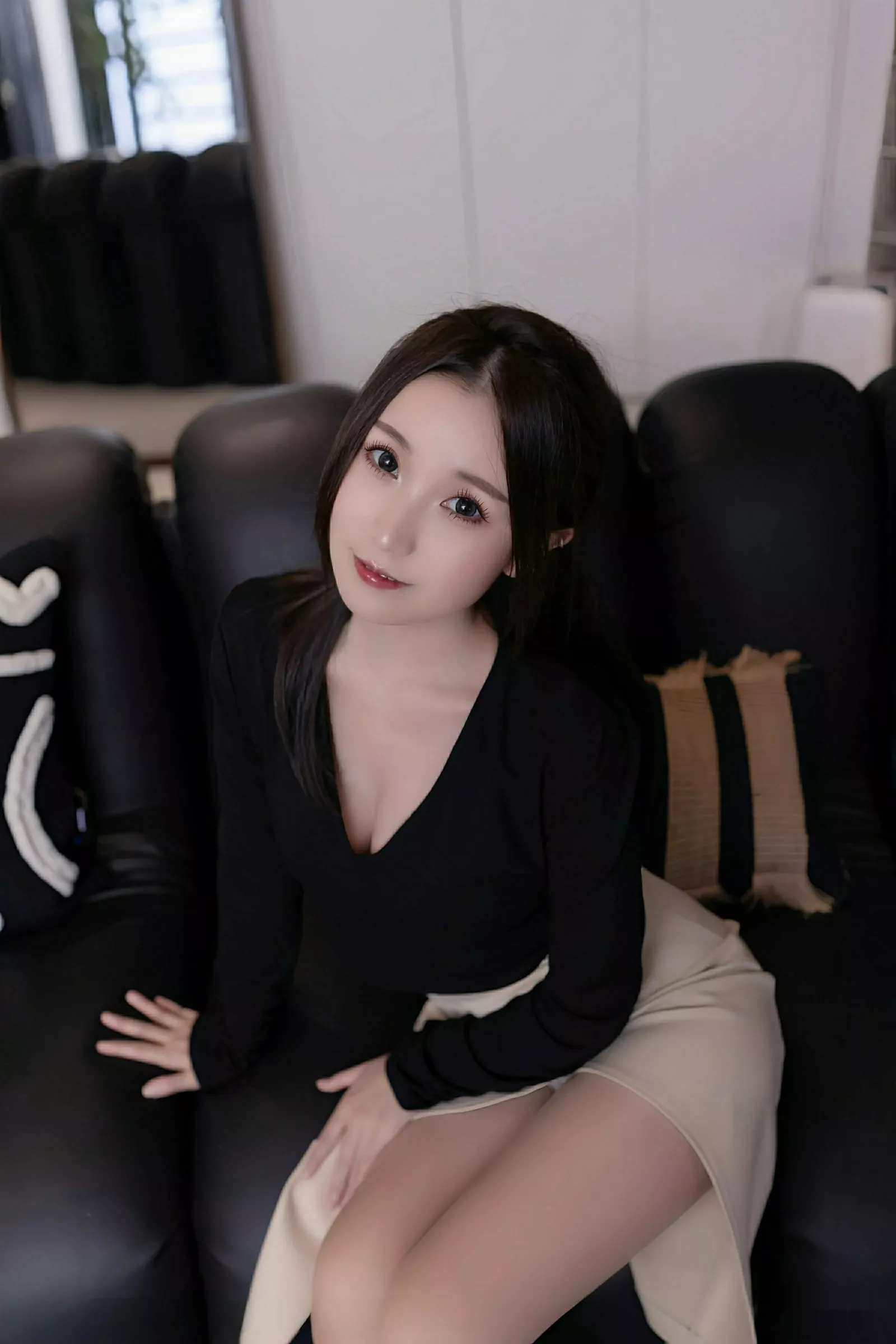 [[XiuRen秀人网]秀人网]No.10576_模特杏子Yada性感黑色OL服饰露白色蕾丝内衣秀曼妙身姿诱惑写真81P