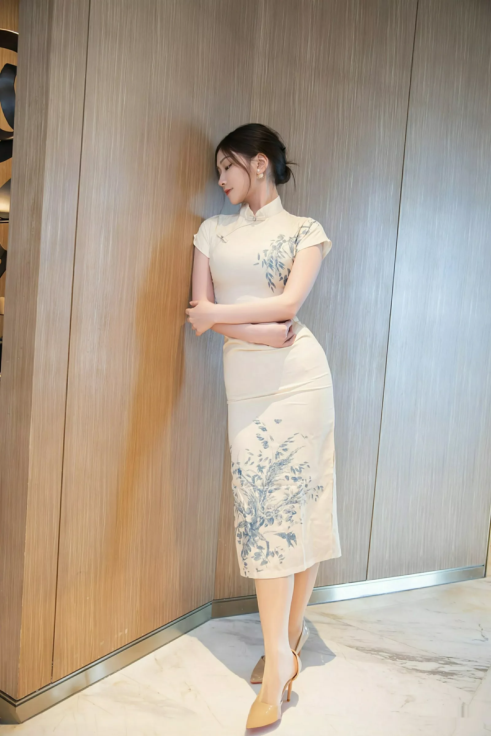 [[XiuRen秀人网]秀人网]No.10605_模特刘婷婷性感浅色旗袍露红色内衣配开档肉丝秀美腿诱惑写真72P