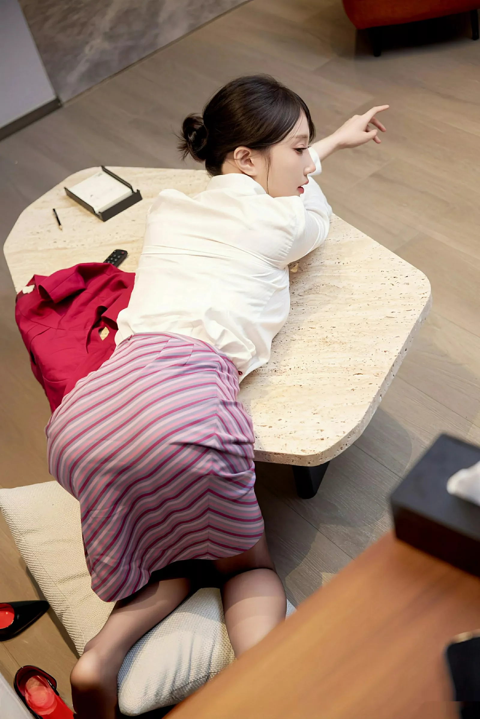 [[XiuRen秀人网]秀人网]No.10620_模特玥儿玥er性感空姐制服配超薄黑丝秀曼妙身姿迷人诱惑写真70P