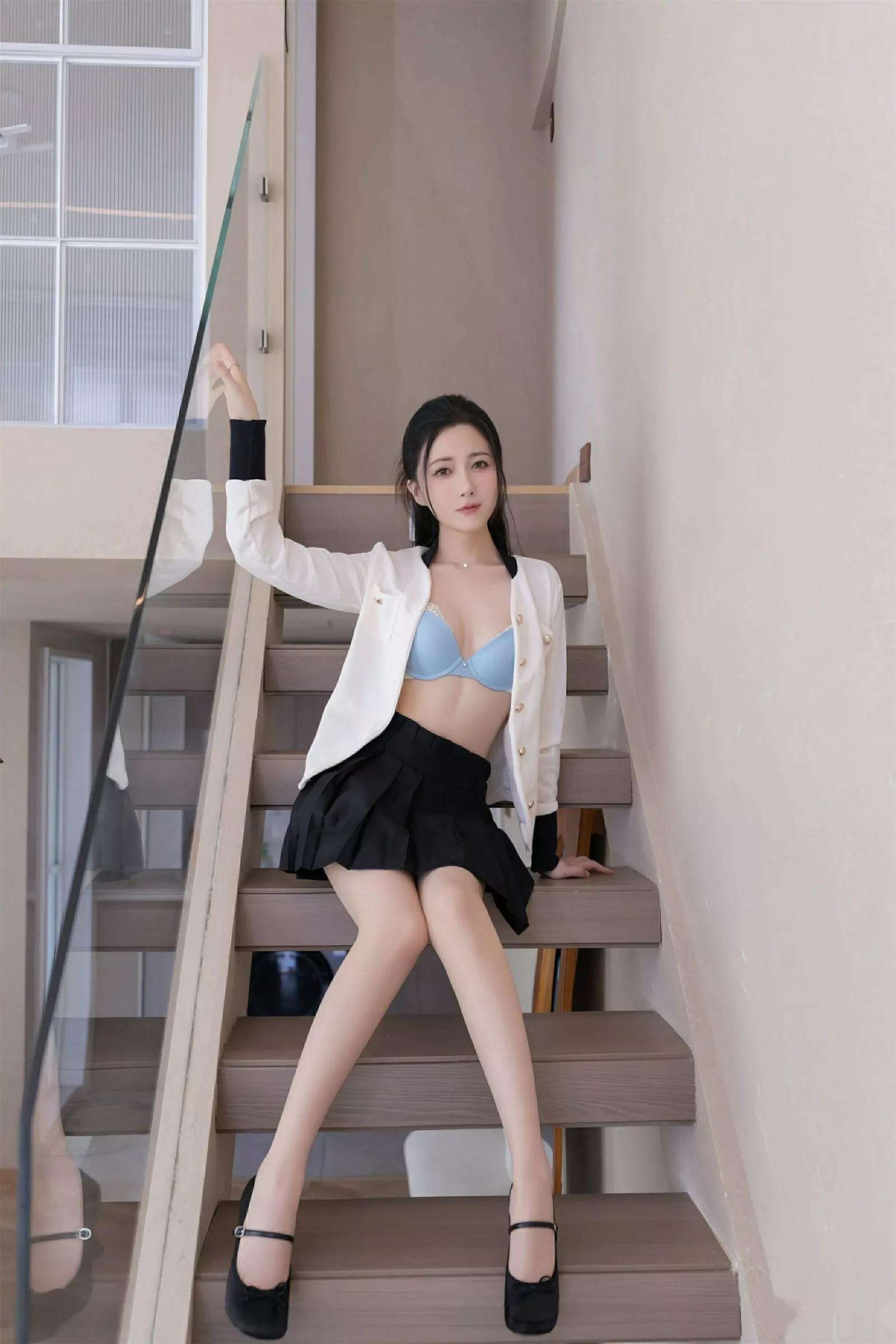 [[XiuRen秀人网]秀人网]No.10615_模特鱼子酱Fish性感白上衣配黑短裙露超薄肉丝秀曼妙身材诱惑写真74P