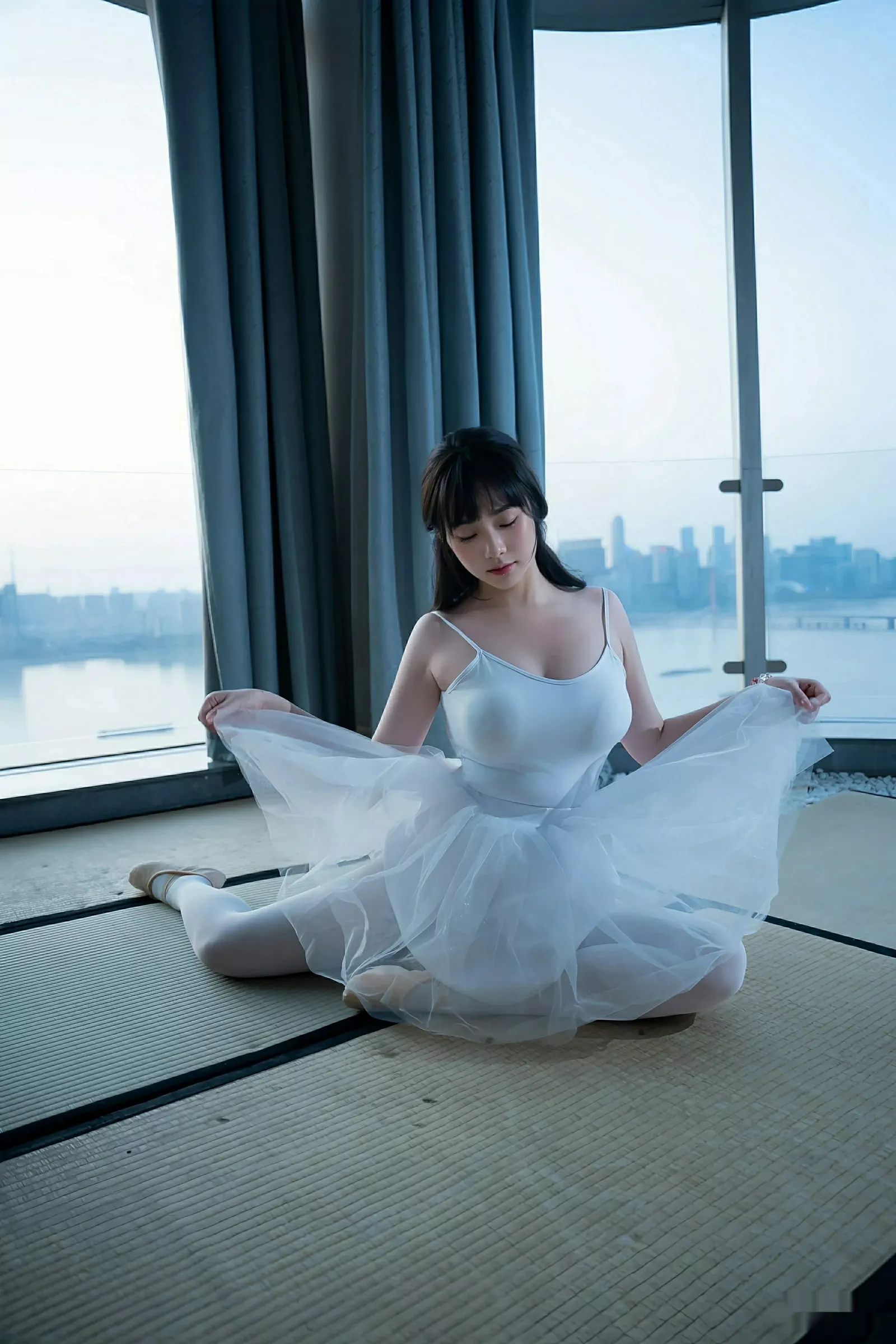 [[XiuRen秀人网]秀人网]No.10575_模特软情性感白色芭蕾短裙配白色丝袜秀曼妙身姿完美诱惑写真78P