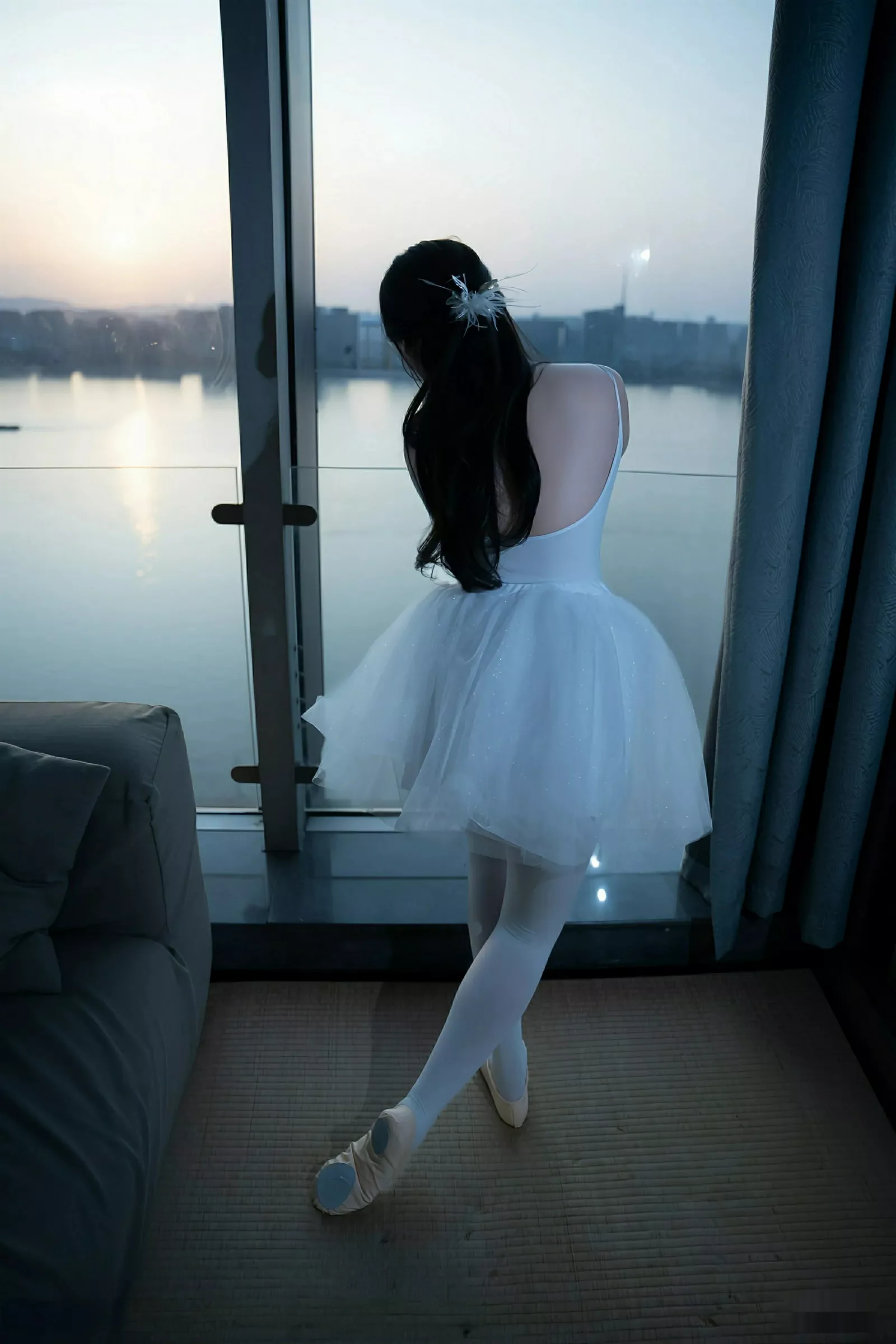 [[XiuRen秀人网]秀人网]No.10575_模特软情性感白色芭蕾短裙配白色丝袜秀曼妙身姿完美诱惑写真78P