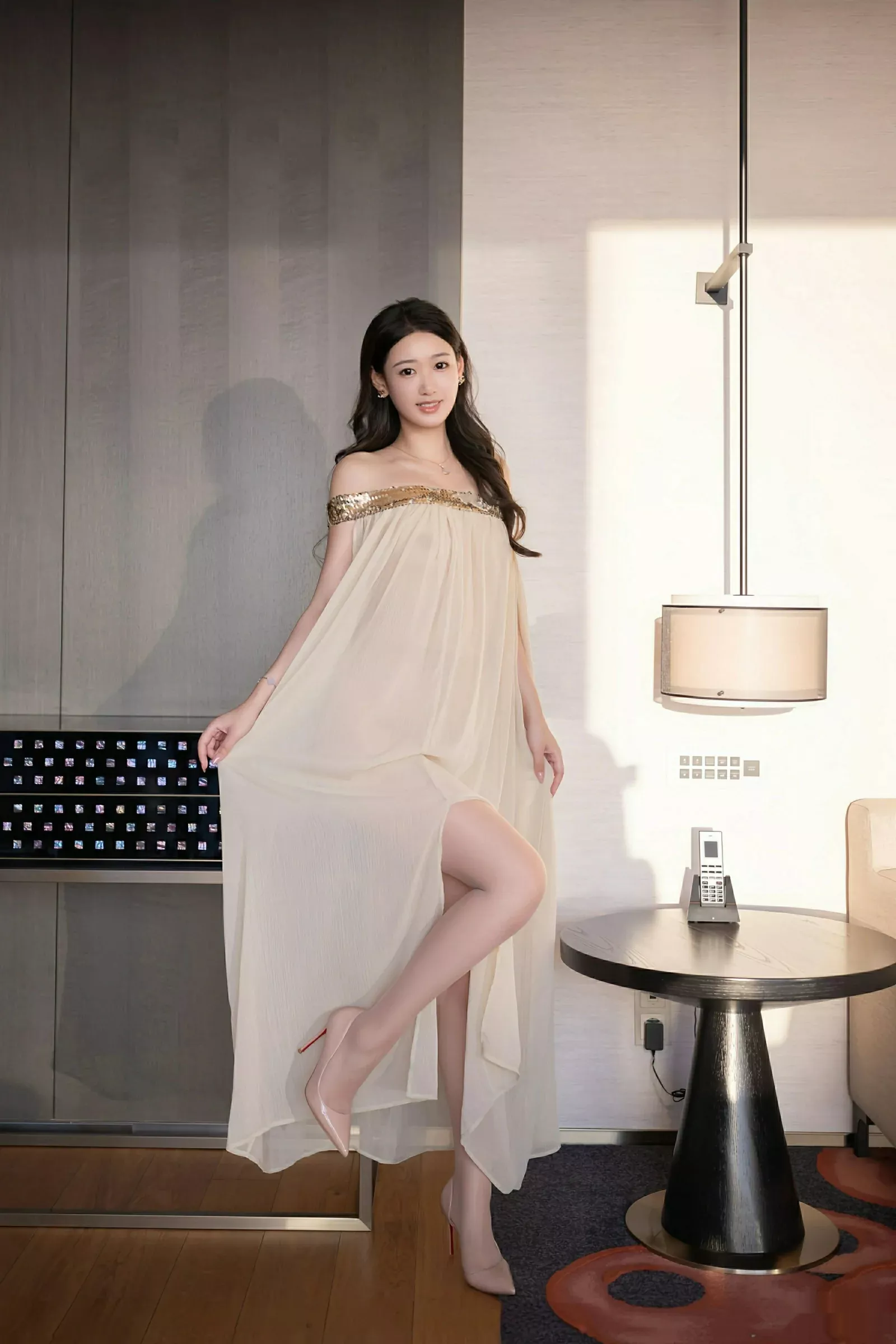 [[XiuRen秀人网]秀人网]No.10619_模特唐安琪性感浅色薄纱服饰配超薄肉丝秀曼妙身姿完美诱惑写真81P