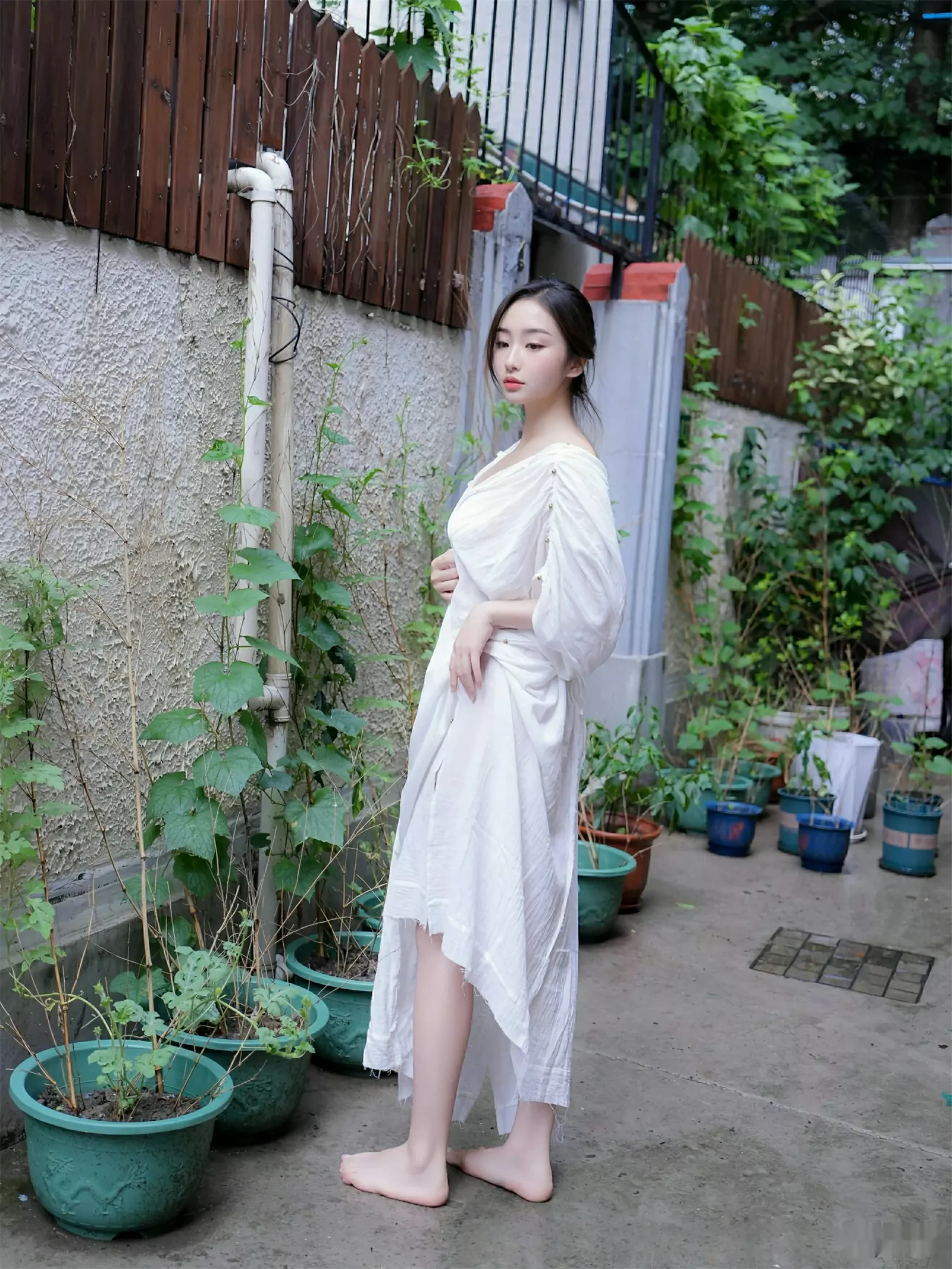 [[XiuRen秀人网]秀人网]No.10603_模特楠芝性感白色长袍半脱露白色丁字裤秀惹火身材撩人诱惑写真77P