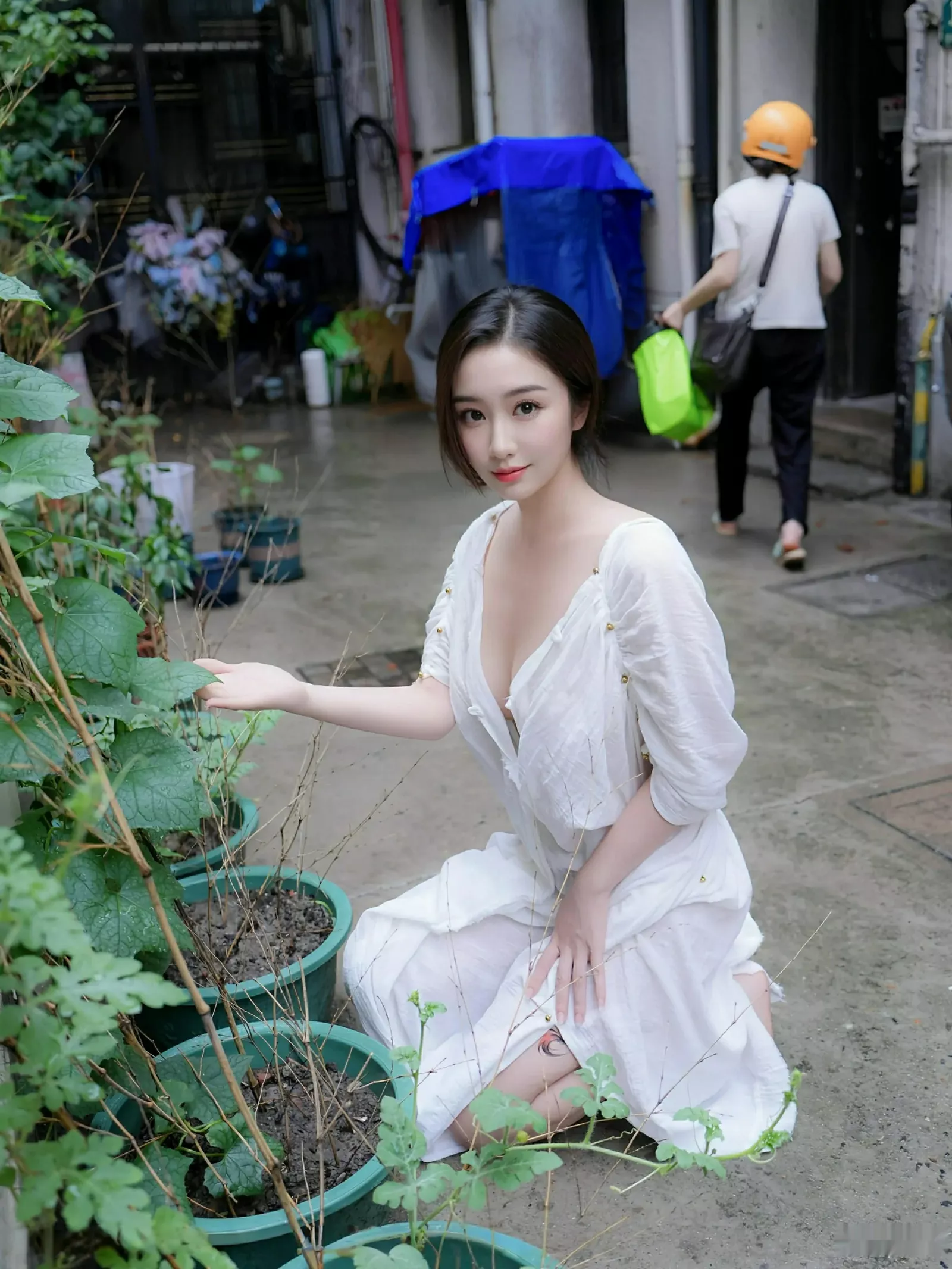 [[XiuRen秀人网]秀人网]No.10603_模特楠芝性感白色长袍半脱露白色丁字裤秀惹火身材撩人诱惑写真77P