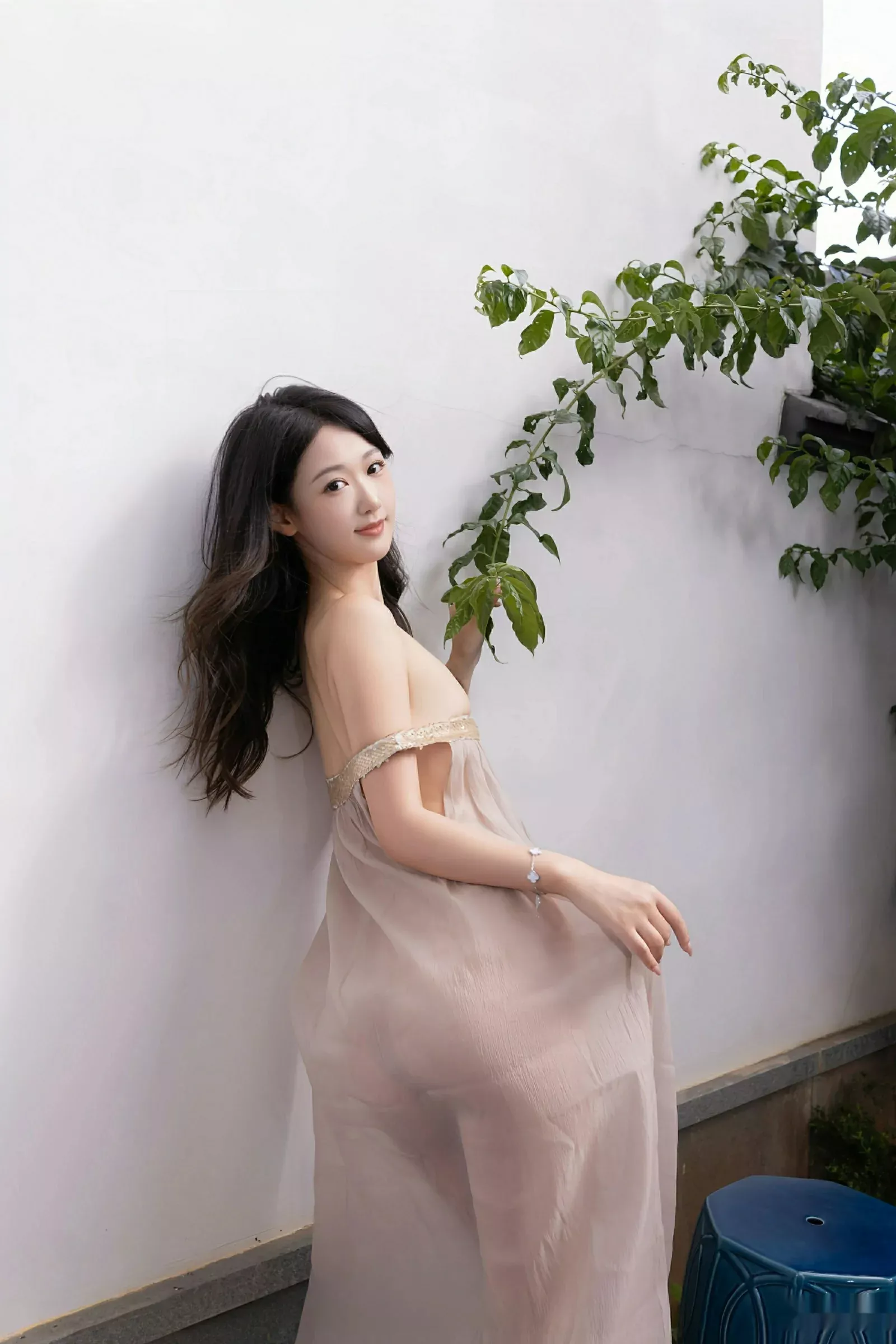 [[XiuRen秀人网]秀人网]No.10619_模特唐安琪性感浅色薄纱服饰配超薄肉丝秀曼妙身姿完美诱惑写真81P