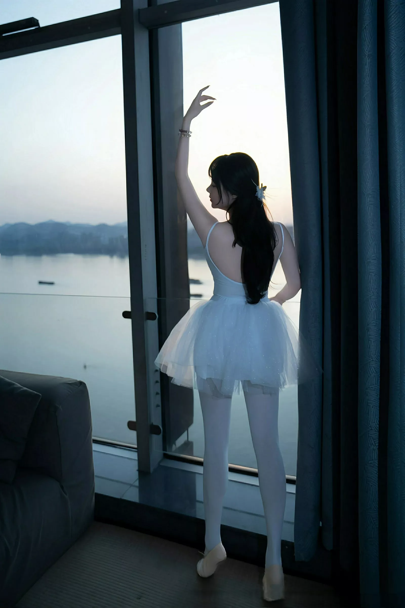 [[XiuRen秀人网]秀人网]No.10575_模特软情性感白色芭蕾短裙配白色丝袜秀曼妙身姿完美诱惑写真78P