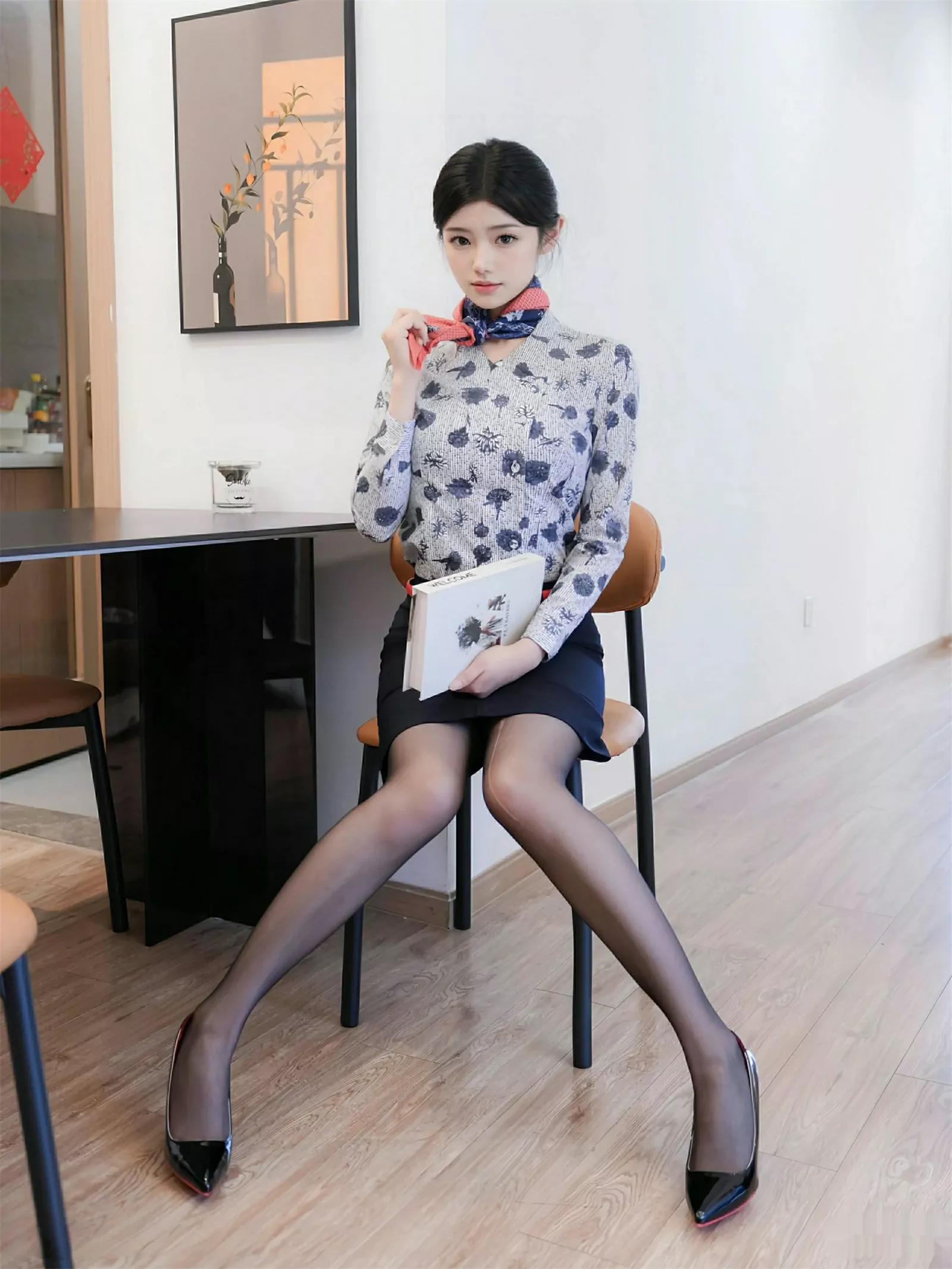 [[XiuRen秀人网]秀人网]No.10579_模特琉璃ww性感空姐制服配超薄无内黑丝秀凹凸身材撩人诱惑写真79P