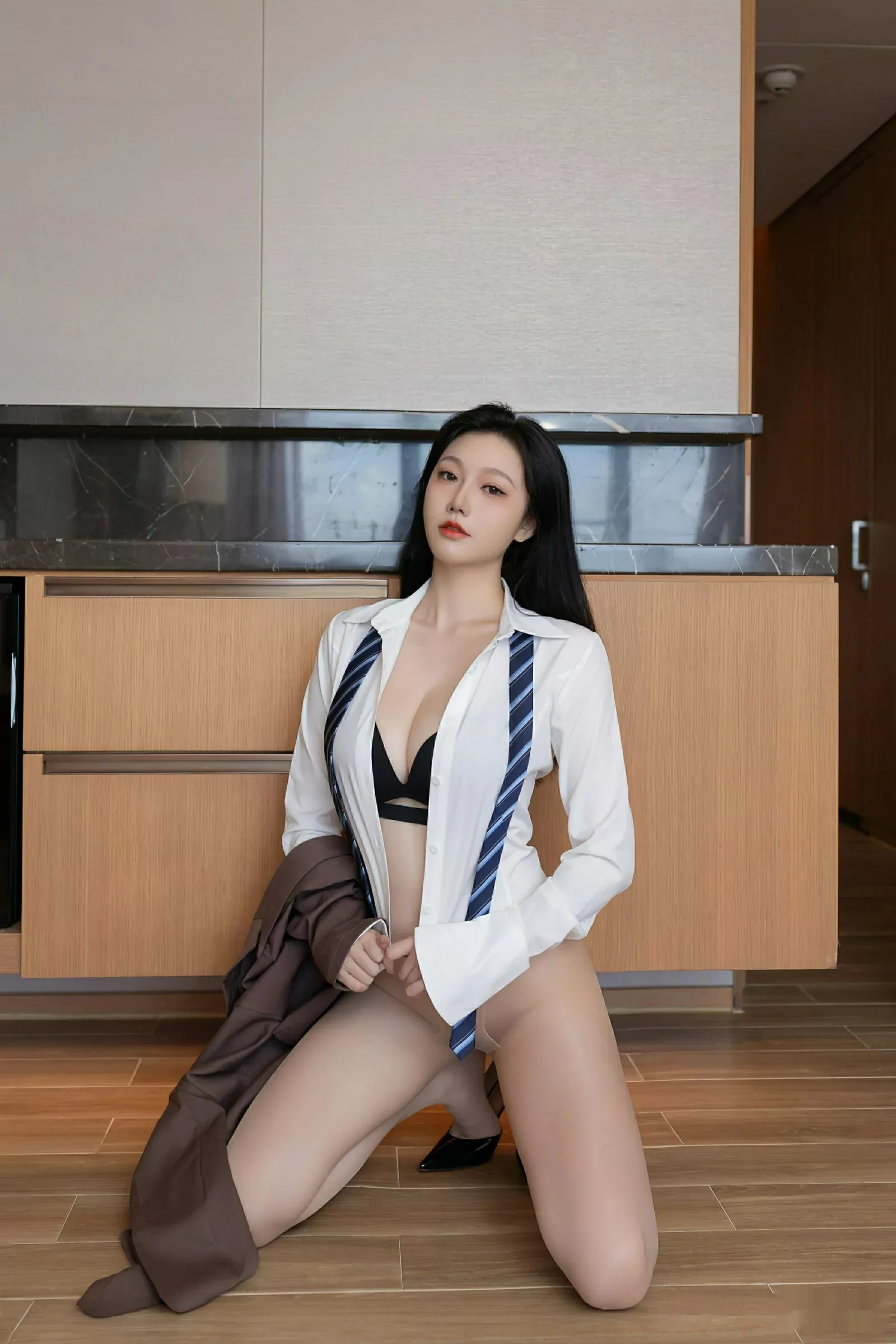 [[XiuRen秀人网]秀人网]No.10571_模特安然anran学生服露黑色内衣配超薄肉丝秀曼妙身姿诱惑写真80P