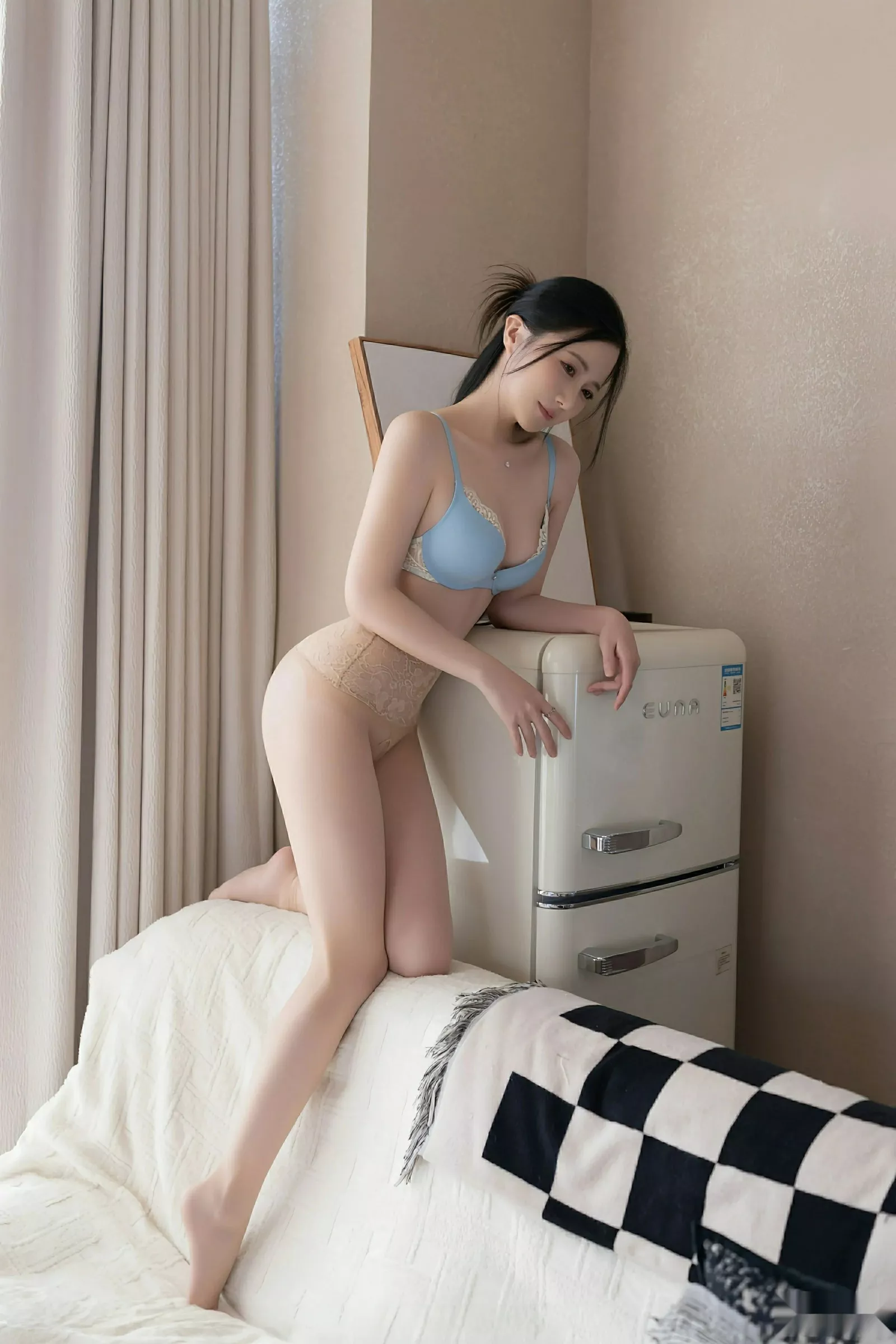 [[XiuRen秀人网]秀人网]No.10615_模特鱼子酱Fish性感白上衣配黑短裙露超薄肉丝秀曼妙身材诱惑写真74P