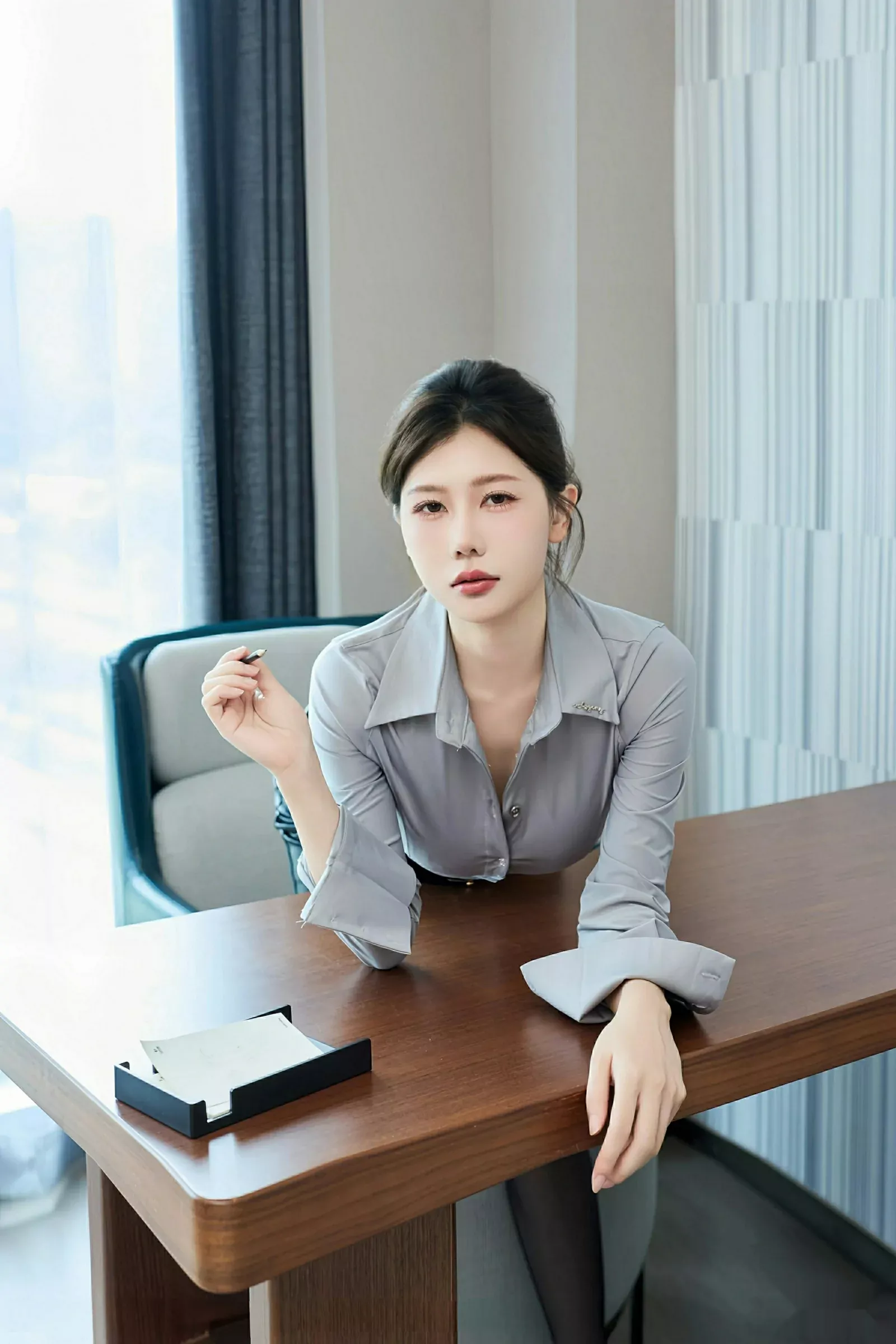 [[XiuRen秀人网]秀人网]No.10604_模特尹甜甜性感衬衫配黑皮短裙露超薄黑丝秀完美身材诱惑写真80P