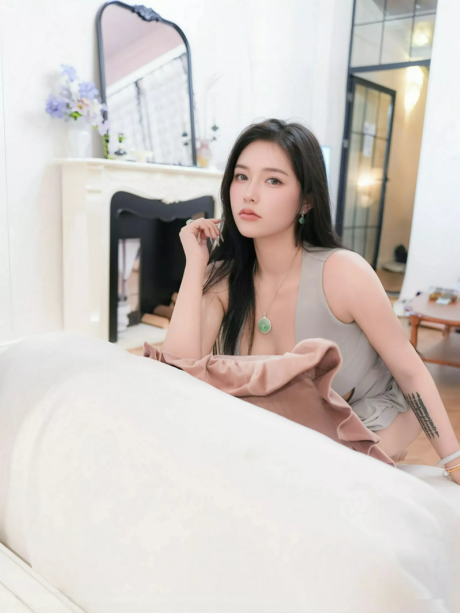 [[XiuRen秀人网]秀人网]No.10568_模特娜比私房性感灰色长袍服饰半脱秀凹凸身材撩人诱惑写真70P