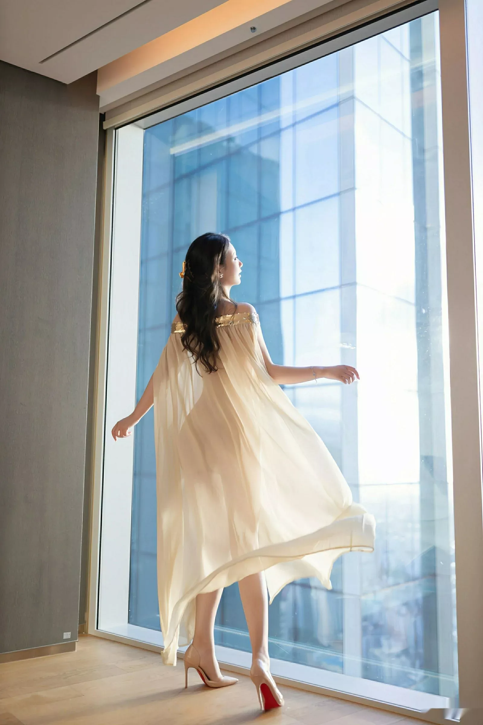 [[XiuRen秀人网]秀人网]No.10619_模特唐安琪性感浅色薄纱服饰配超薄肉丝秀曼妙身姿完美诱惑写真81P