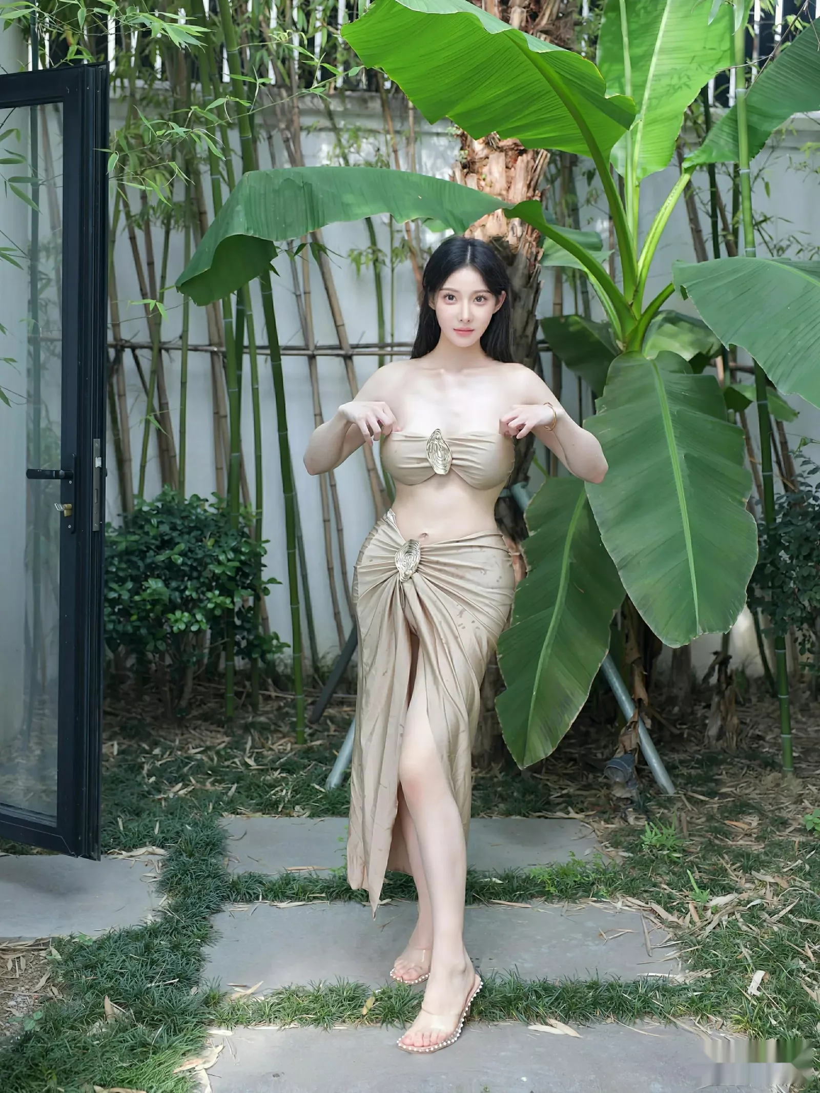 [[XiuRen秀人网]秀人网]No.10618_模特梨霜儿户外泳池性感金色泳衣半脱秀凹凸身材撩人诱惑写真84P