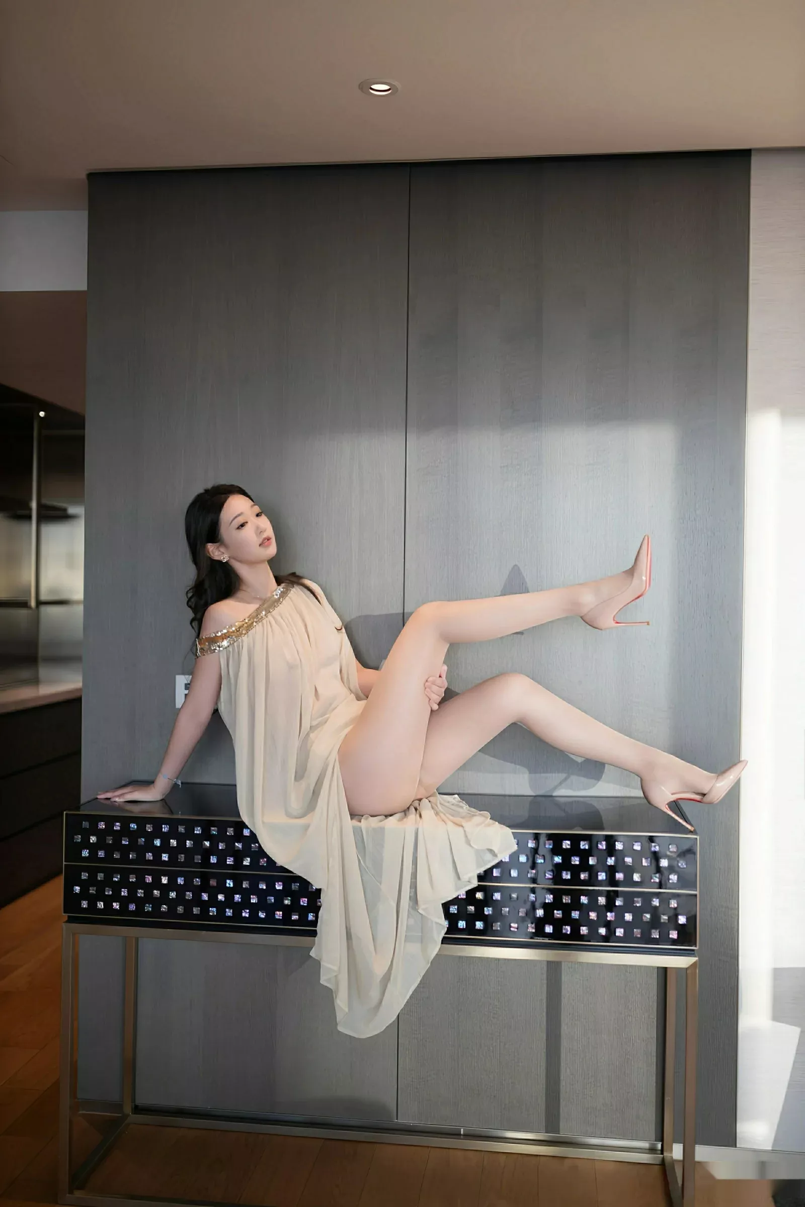 [[XiuRen秀人网]秀人网]No.10619_模特唐安琪性感浅色薄纱服饰配超薄肉丝秀曼妙身姿完美诱惑写真81P