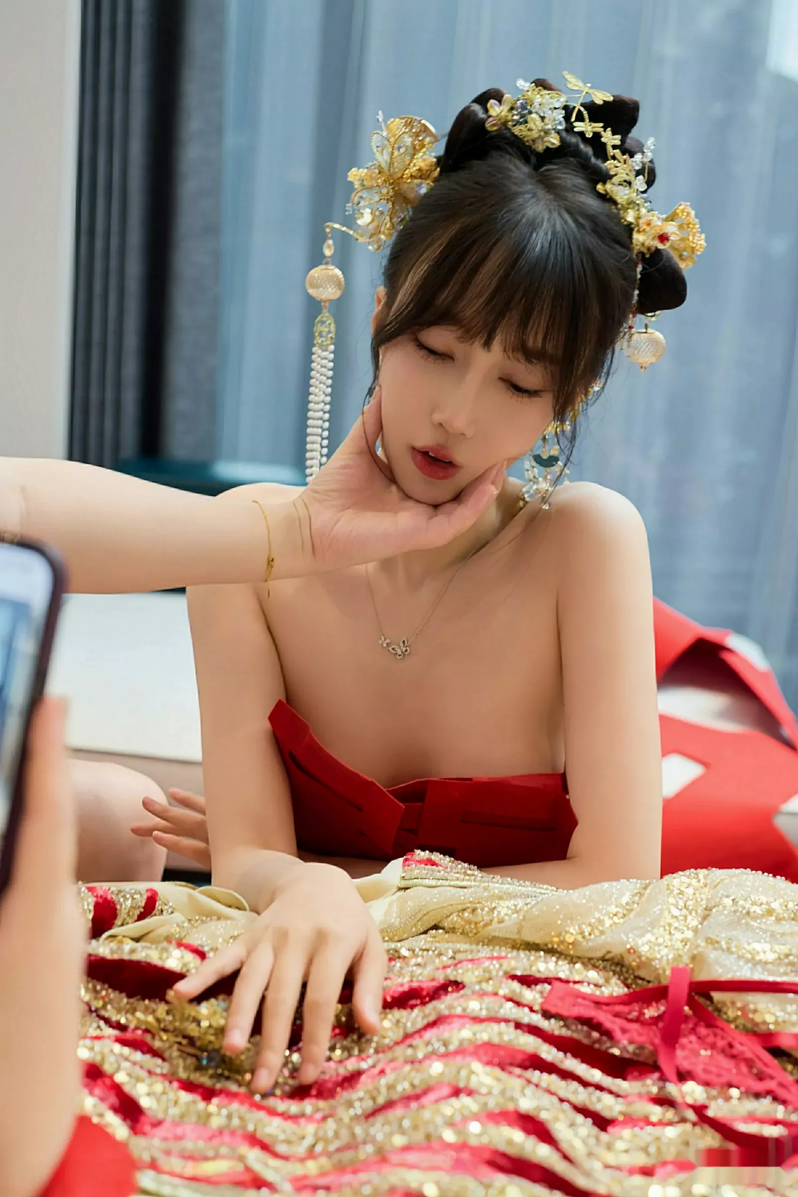 [[XiuRen秀人网]秀人网]No.10567_模特玥儿玥er性感红色蕾丝内衣配超薄肉丝秀完美身材诱惑写真72P