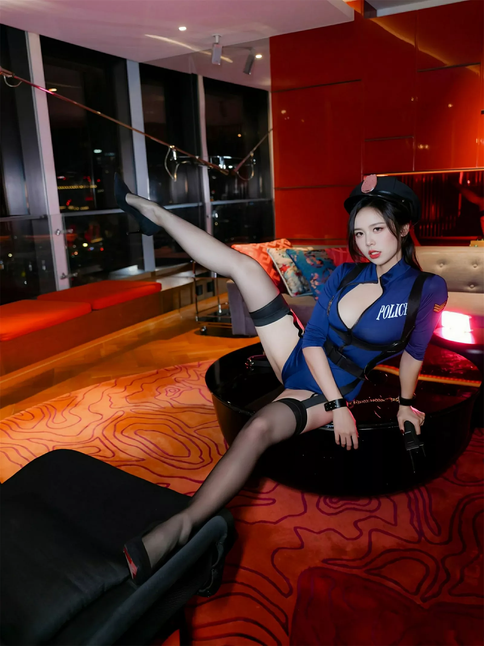 [[XiuRen秀人网]秀人网]No.10569_模特玫瑰我爱你性感蓝色cos制服配黑丝吊袜秀凹凸身材诱惑写真80P