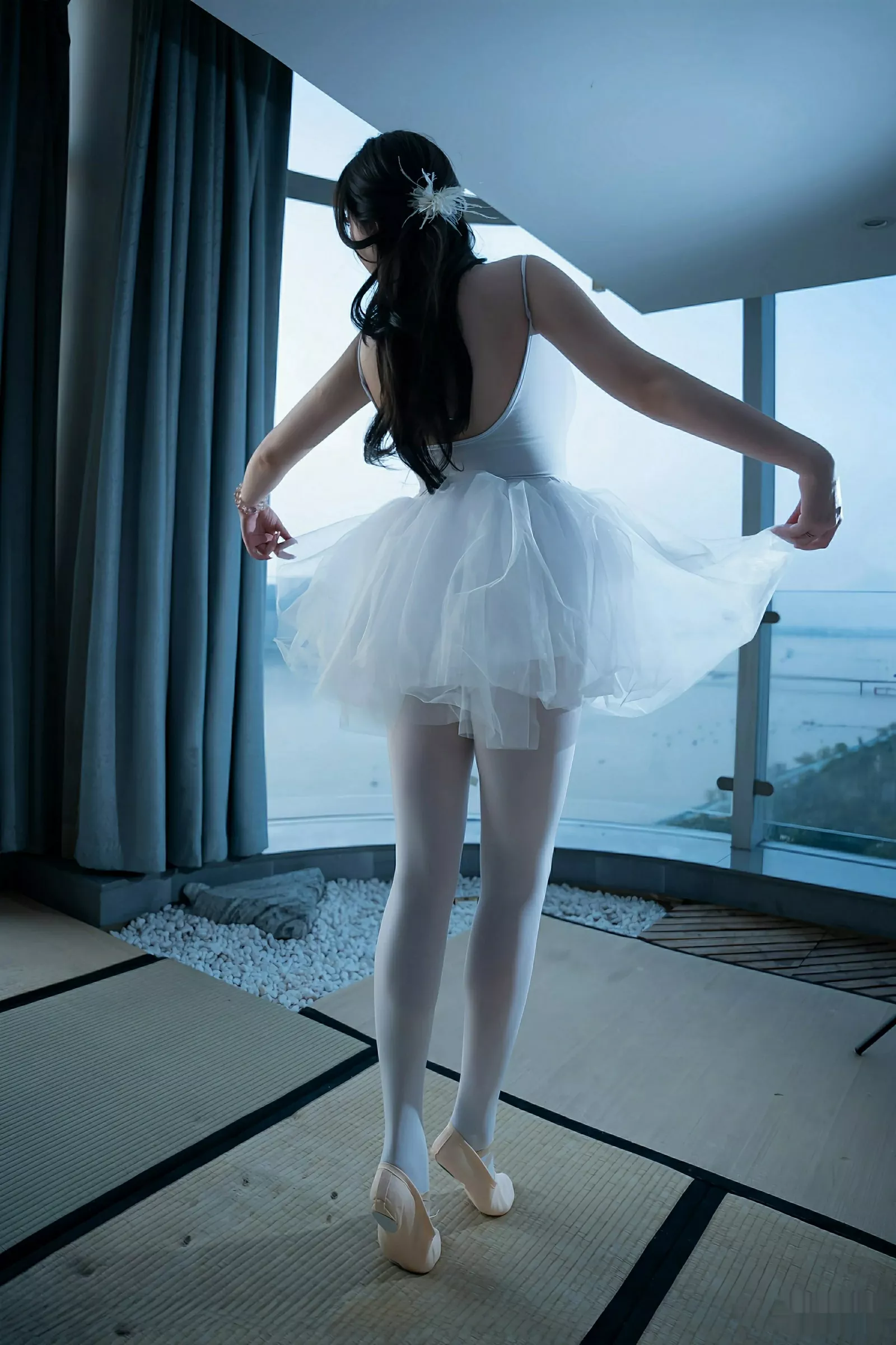 [[XiuRen秀人网]秀人网]No.10575_模特软情性感白色芭蕾短裙配白色丝袜秀曼妙身姿完美诱惑写真78P