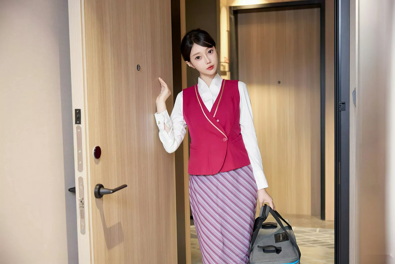 [[XiuRen秀人网]秀人网]No.10620_模特玥儿玥er性感空姐制服配超薄黑丝秀曼妙身姿迷人诱惑写真70P