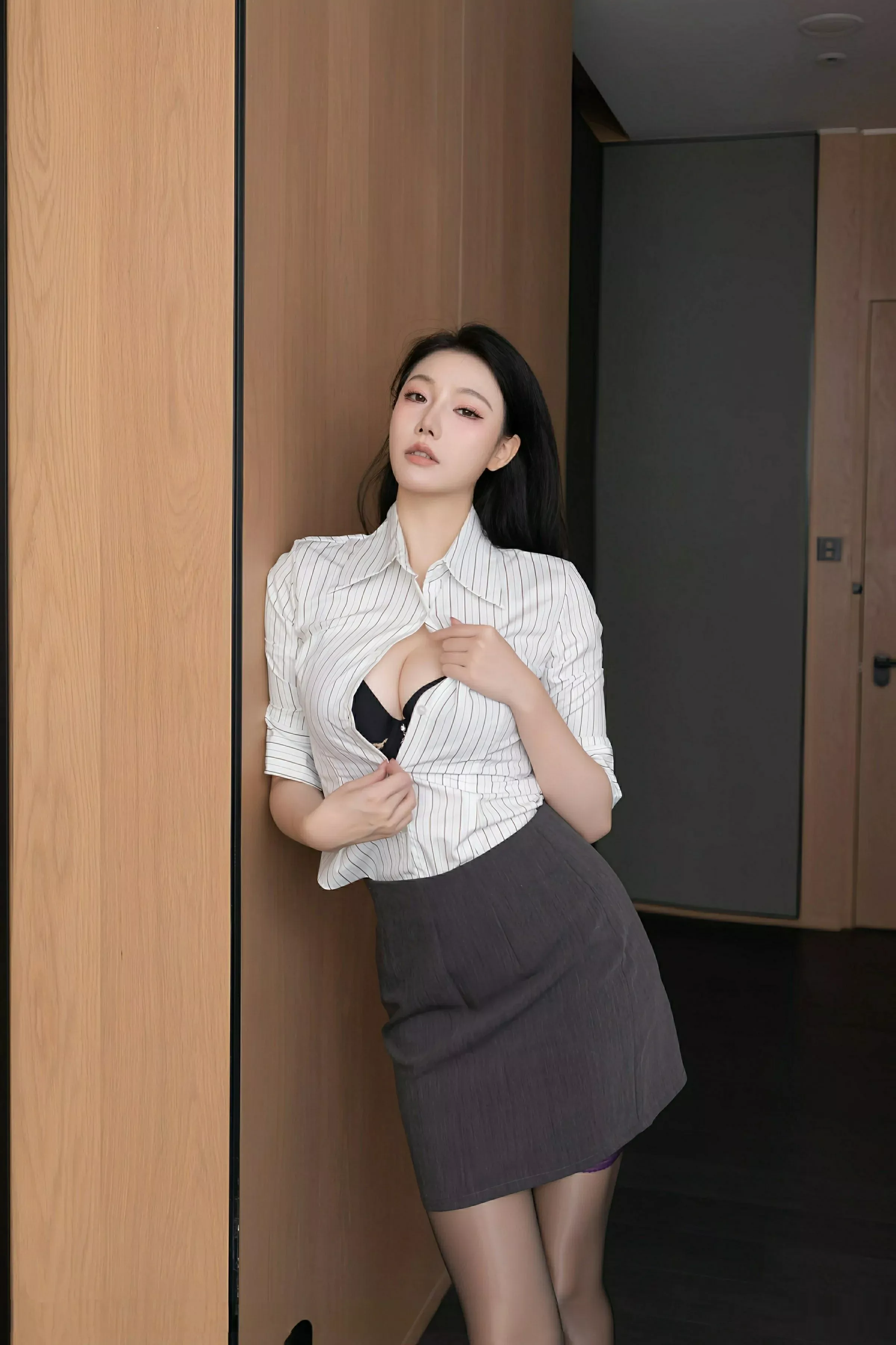 [[XiuRen秀人网]秀人网]No.10623_模特安然anran性感OL服饰配黑丝吊袜秀曼妙身姿迷人诱惑写真80P