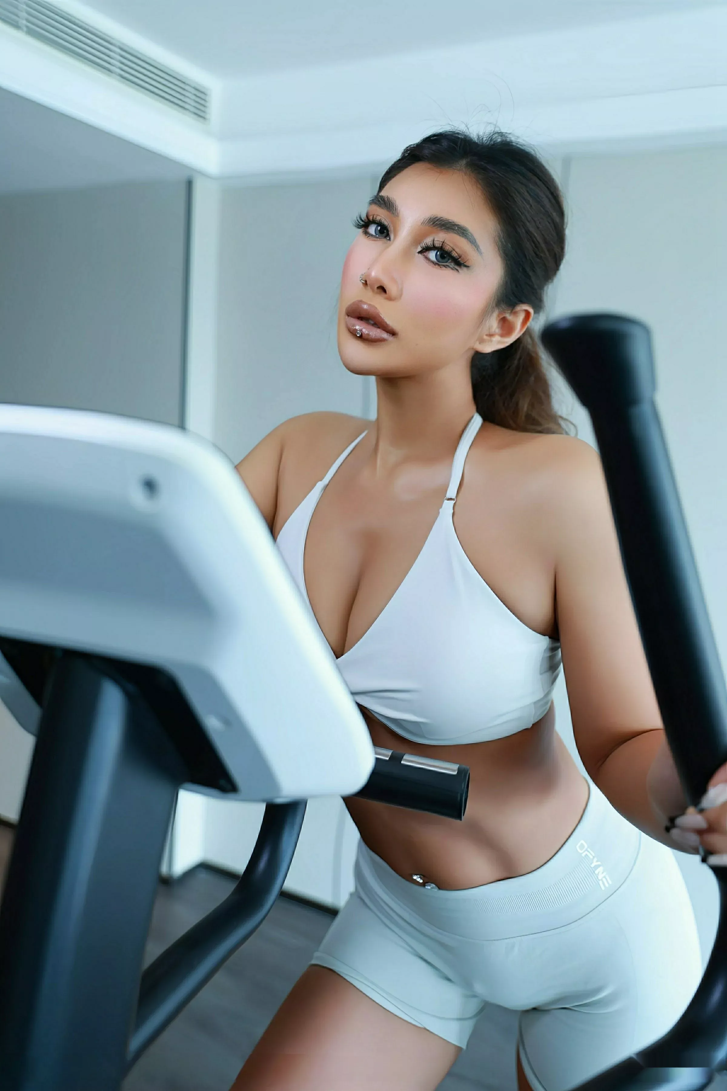 [[XiuRen秀人网]秀人网]No.10621_新人模特FE-健身房性感白色运动服露健康肤色秀曼妙身姿诱惑写真65P