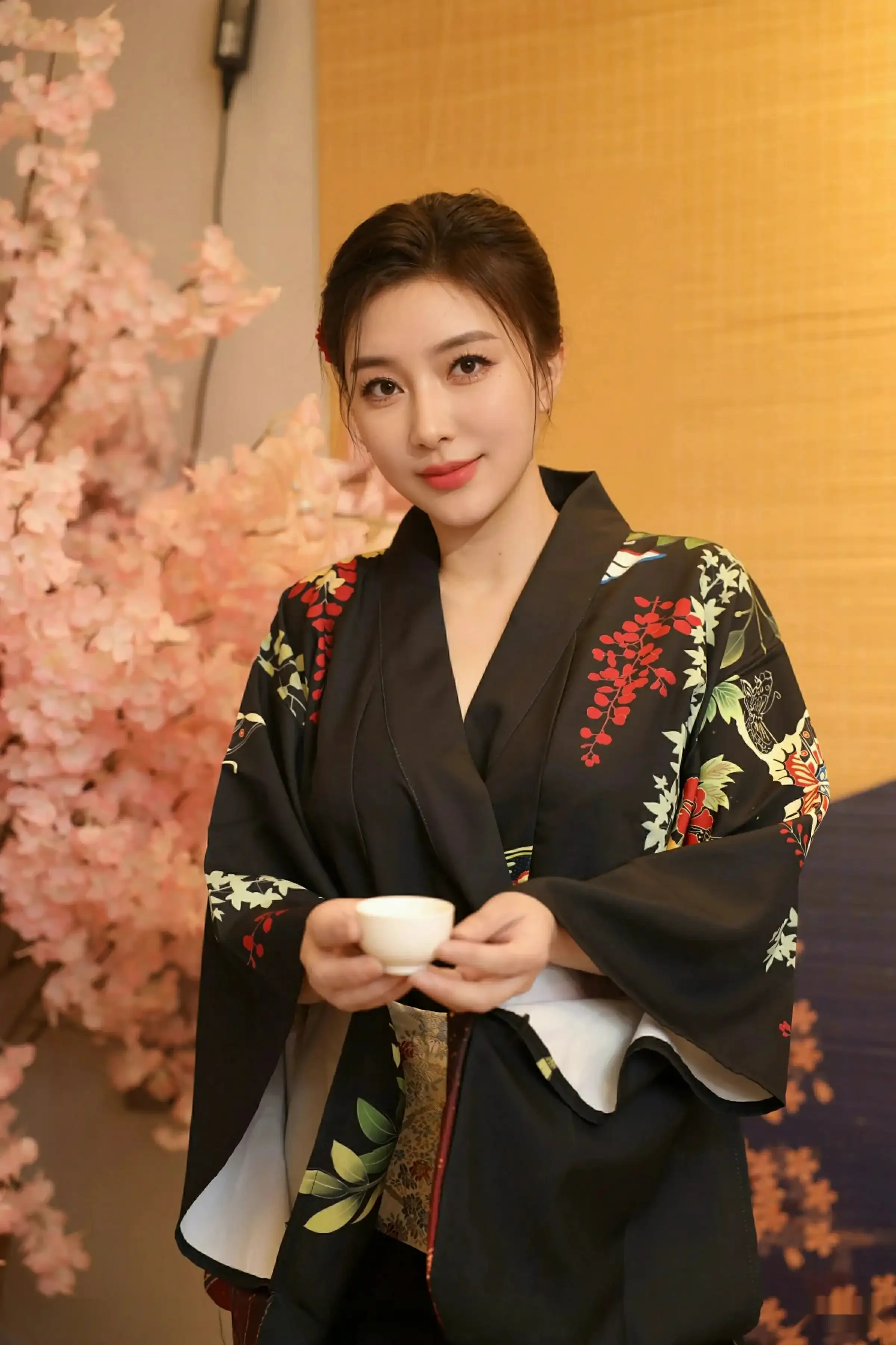 [[XiuRen秀人网]秀人网]No.10627_模特苏一诺性感日系黑色服饰露红色内衣秀曼妙身材迷人诱惑写真80P