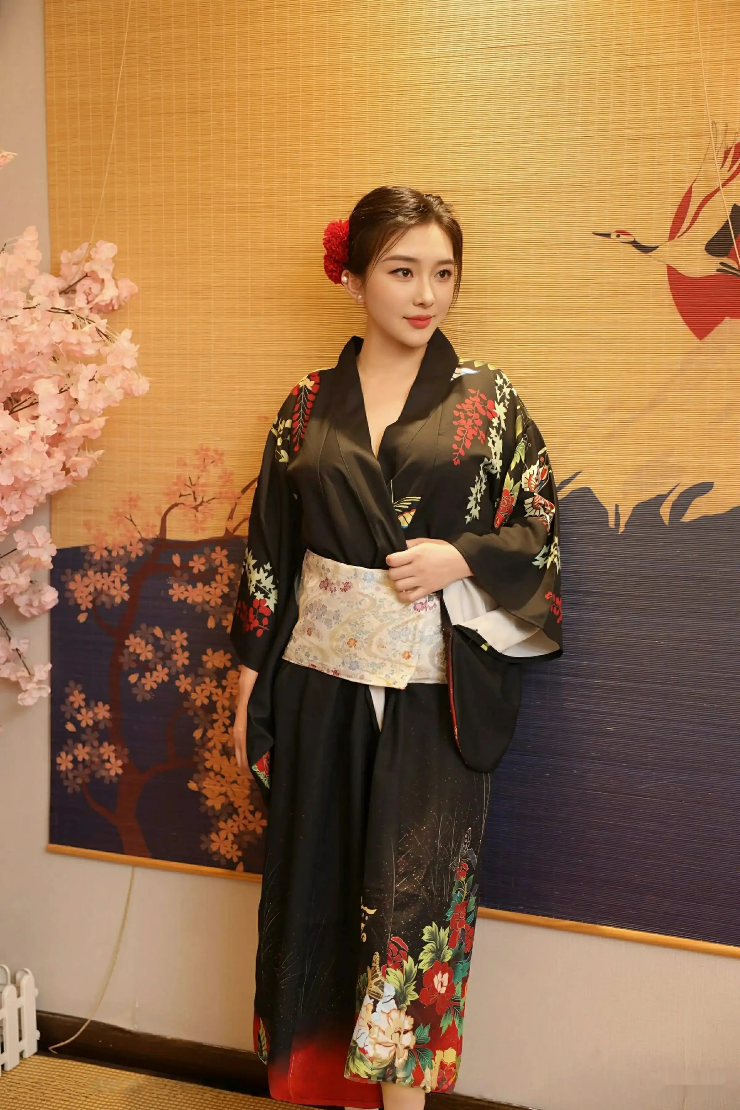 [[XiuRen秀人网]秀人网]No.10627_模特苏一诺性感日系黑色服饰露红色内衣秀曼妙身材迷人诱惑写真80P