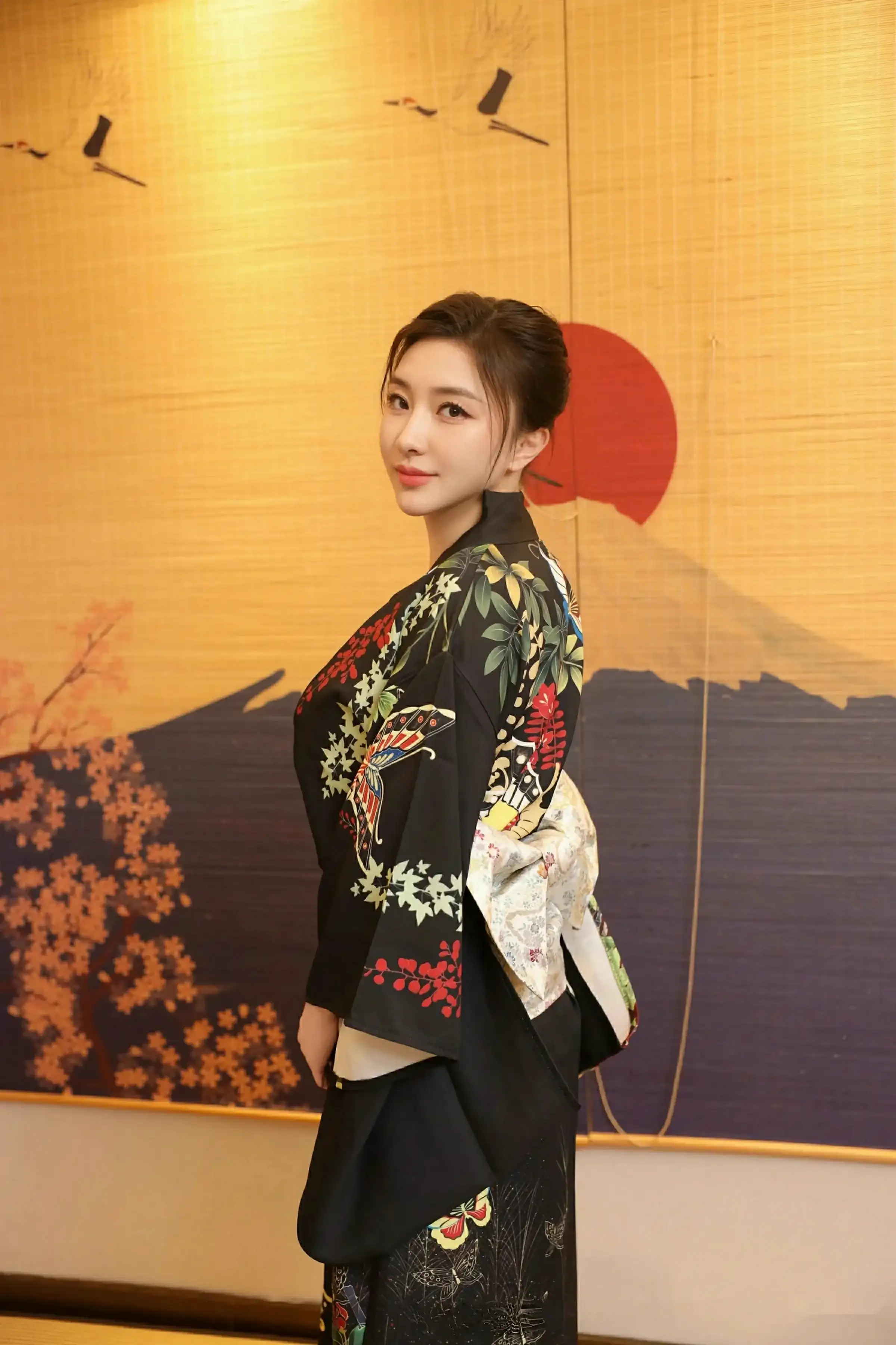 [[XiuRen秀人网]秀人网]No.10627_模特苏一诺性感日系黑色服饰露红色内衣秀曼妙身材迷人诱惑写真80P