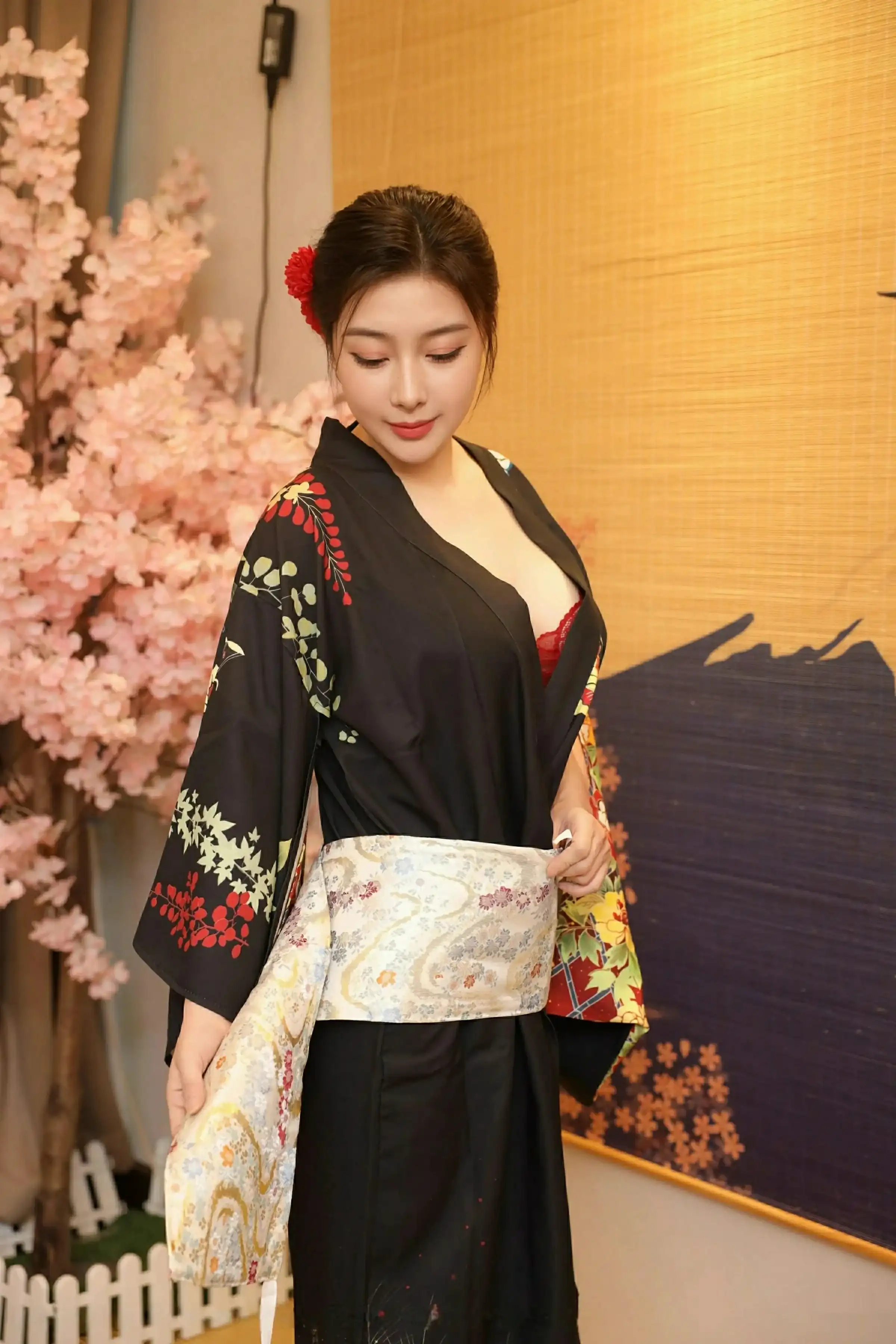 [[XiuRen秀人网]秀人网]No.10627_模特苏一诺性感日系黑色服饰露红色内衣秀曼妙身材迷人诱惑写真80P