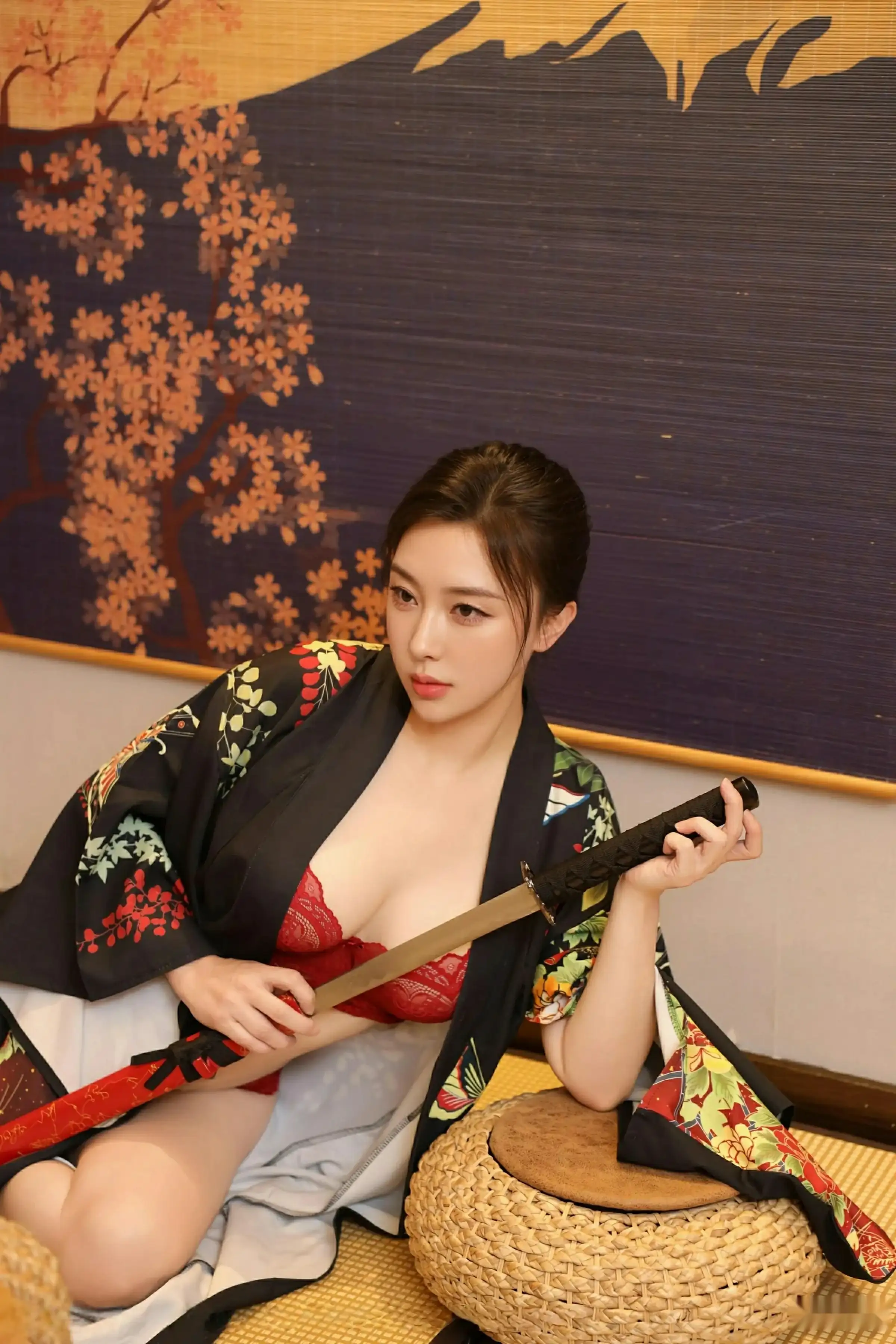 [[XiuRen秀人网]秀人网]No.10627_模特苏一诺性感日系黑色服饰露红色内衣秀曼妙身材迷人诱惑写真80P