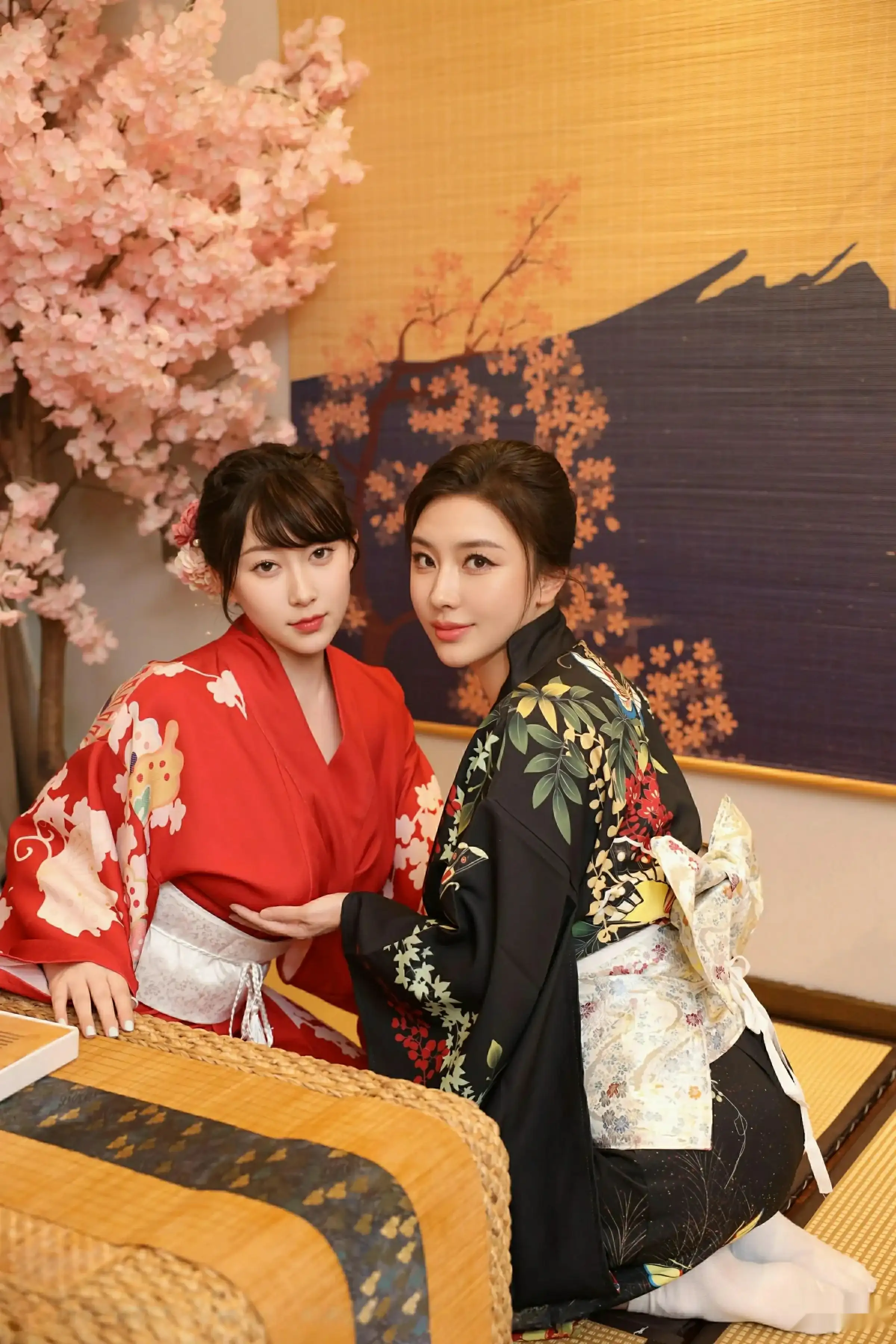 [[XiuRen秀人网]秀人网]No.10627_模特苏一诺性感日系黑色服饰露红色内衣秀曼妙身材迷人诱惑写真80P