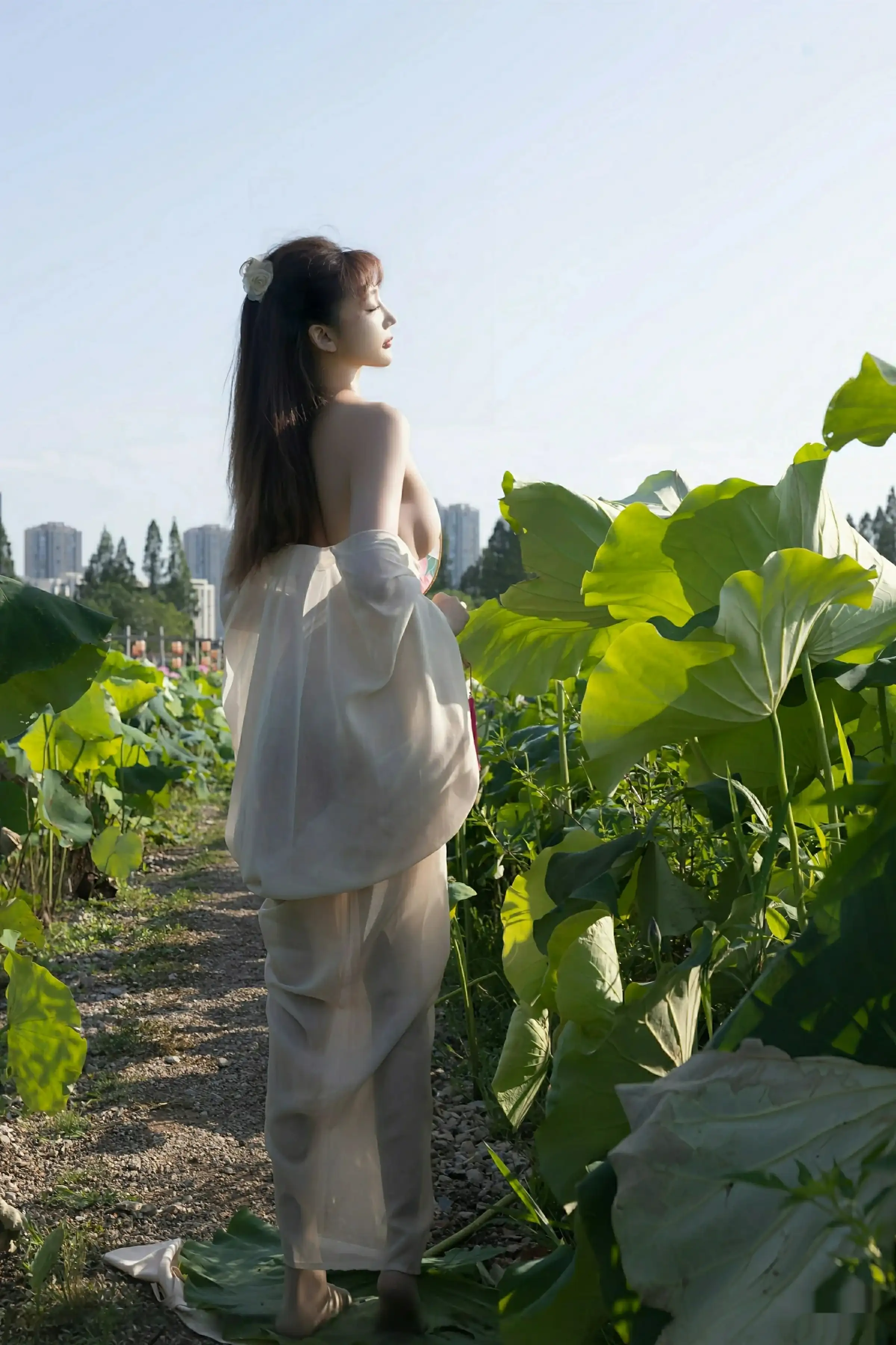 [[XiuRen秀人网]秀人网]No.10630_模特陆萱萱户外性感浅色薄纱服饰配超薄肉丝秀柔美身姿诱惑写真76P