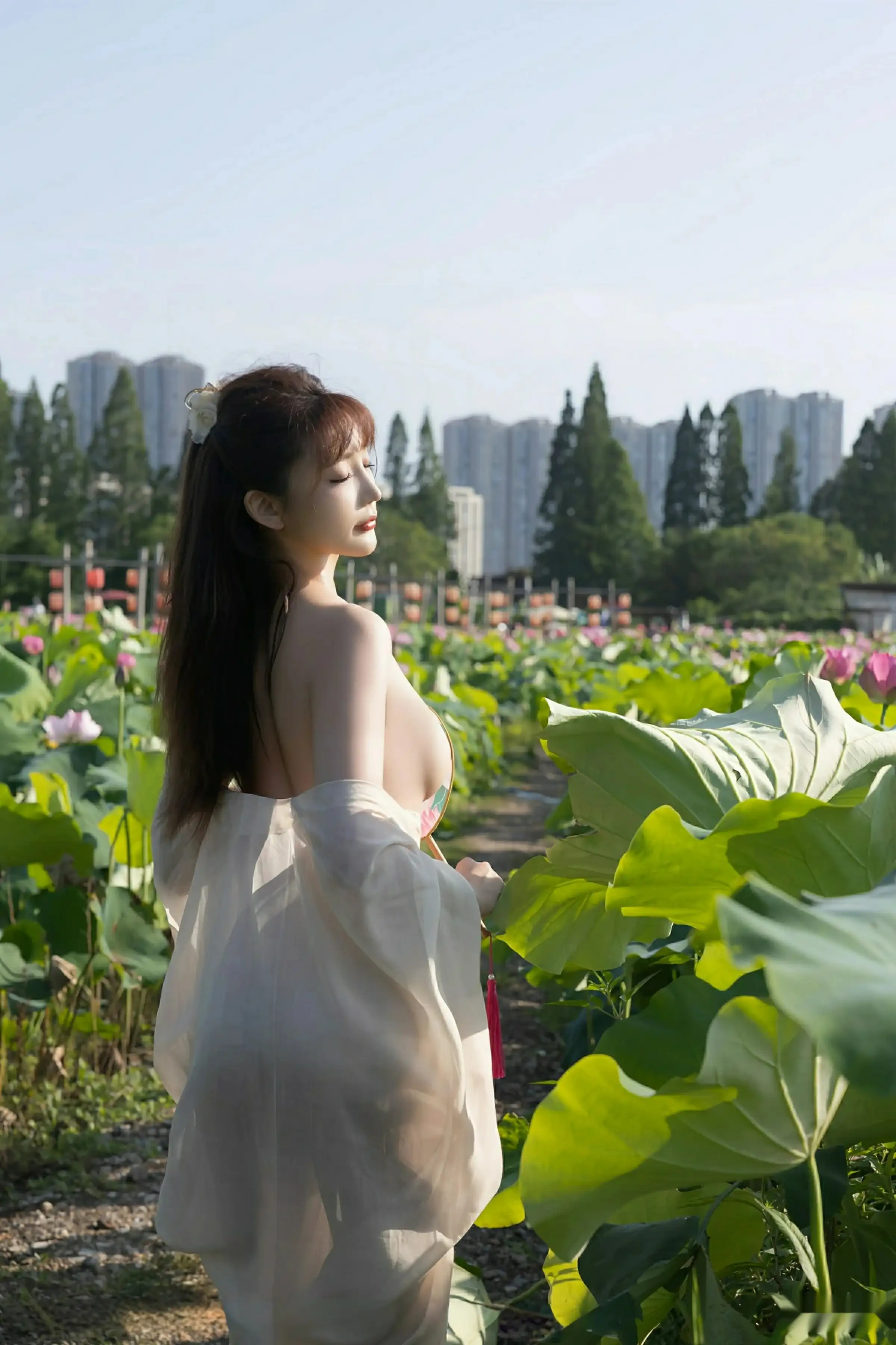 [[XiuRen秀人网]秀人网]No.10630_模特陆萱萱户外性感浅色薄纱服饰配超薄肉丝秀柔美身姿诱惑写真76P