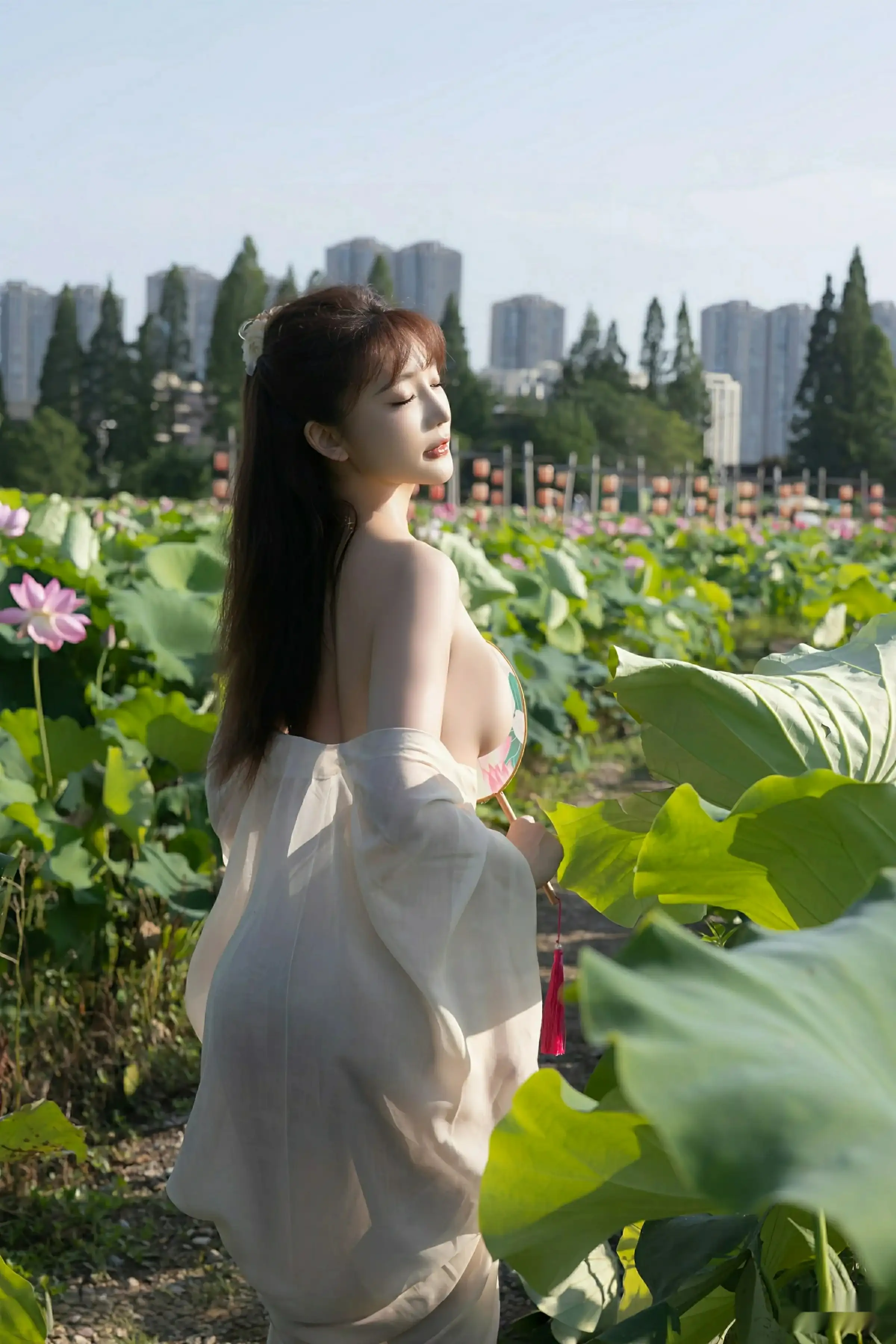 [[XiuRen秀人网]秀人网]No.10630_模特陆萱萱户外性感浅色薄纱服饰配超薄肉丝秀柔美身姿诱惑写真76P