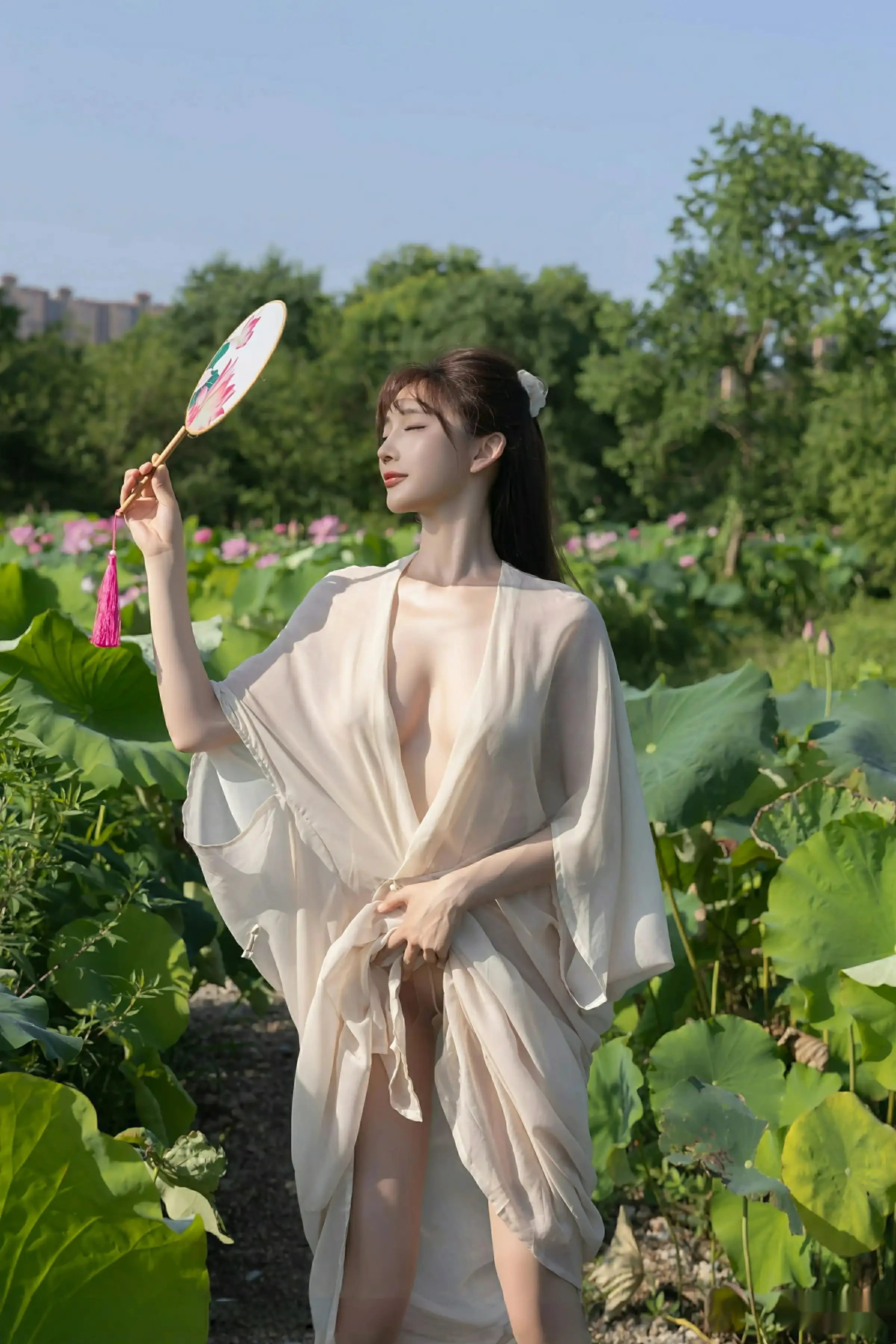 [[XiuRen秀人网]秀人网]No.10630_模特陆萱萱户外性感浅色薄纱服饰配超薄肉丝秀柔美身姿诱惑写真76P