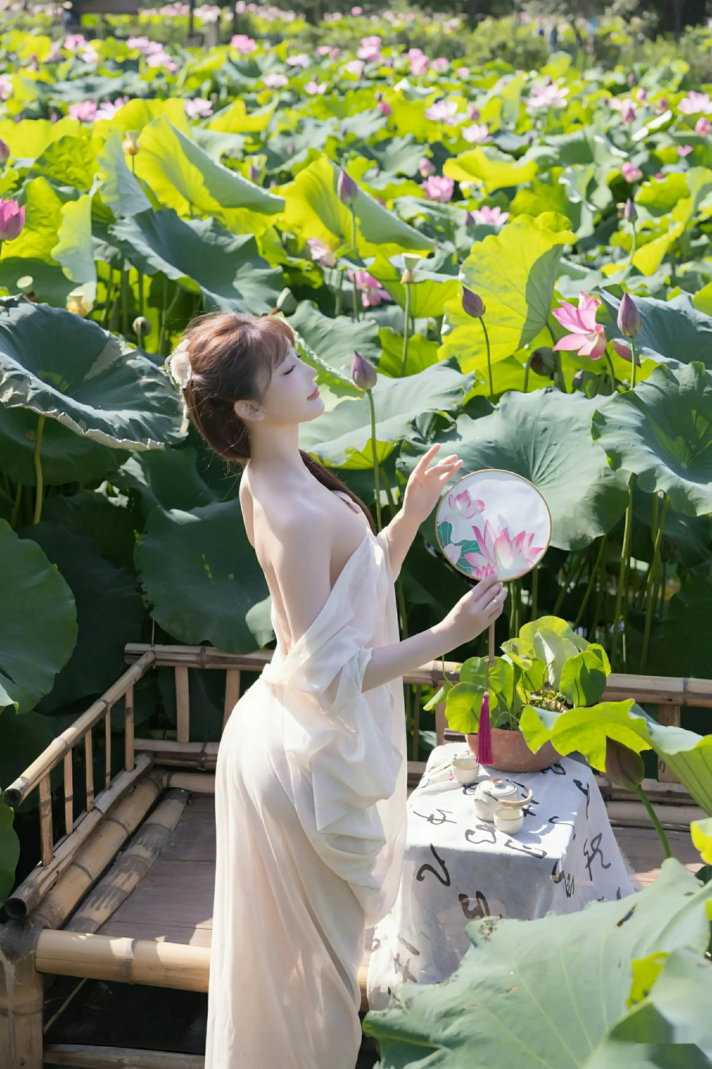 [[XiuRen秀人网]秀人网]No.10630_模特陆萱萱户外性感浅色薄纱服饰配超薄肉丝秀柔美身姿诱惑写真76P