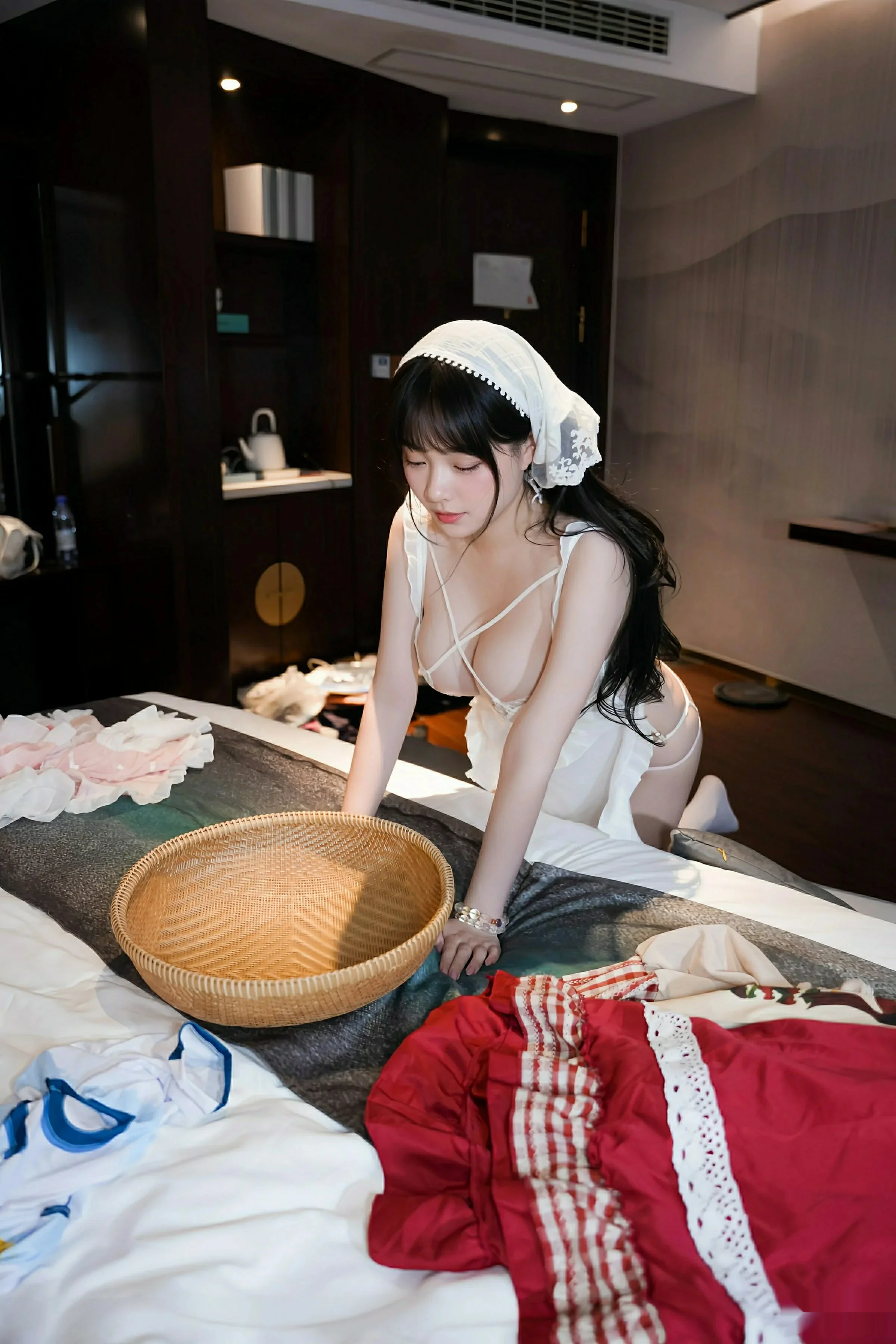 [[XiuRen秀人网]秀人网]No.10631_模特软情性感白色女仆服饰配白色丝袜秀曼妙身姿迷人诱惑写真78P