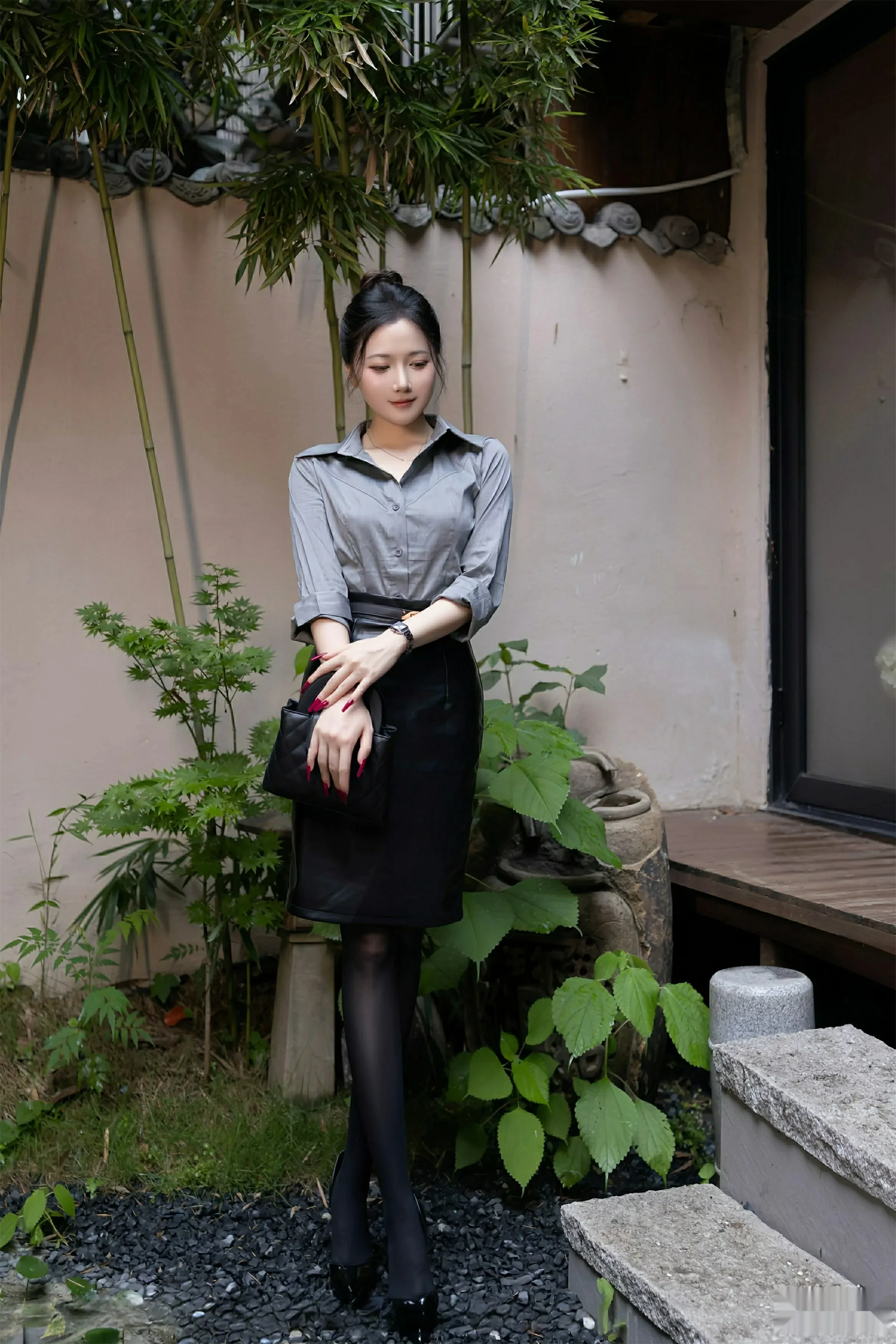 [[XiuRen秀人网]秀人网]No.10635_模特鱼子酱Fish性感灰色衬衫露黑色内衣秀曼妙身姿完美诱惑写真79P