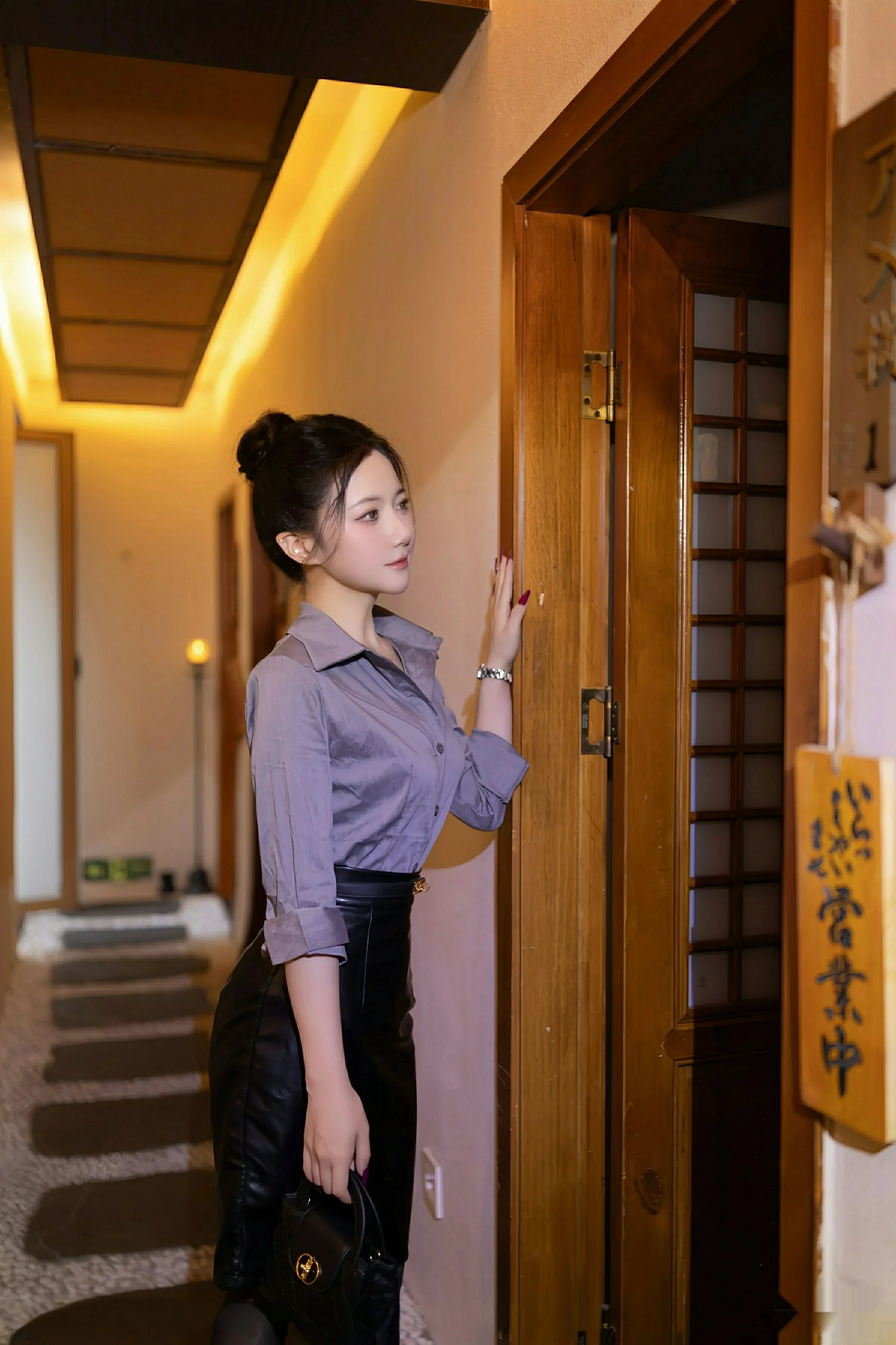 [[XiuRen秀人网]秀人网]No.10635_模特鱼子酱Fish性感灰色衬衫露黑色内衣秀曼妙身姿完美诱惑写真79P