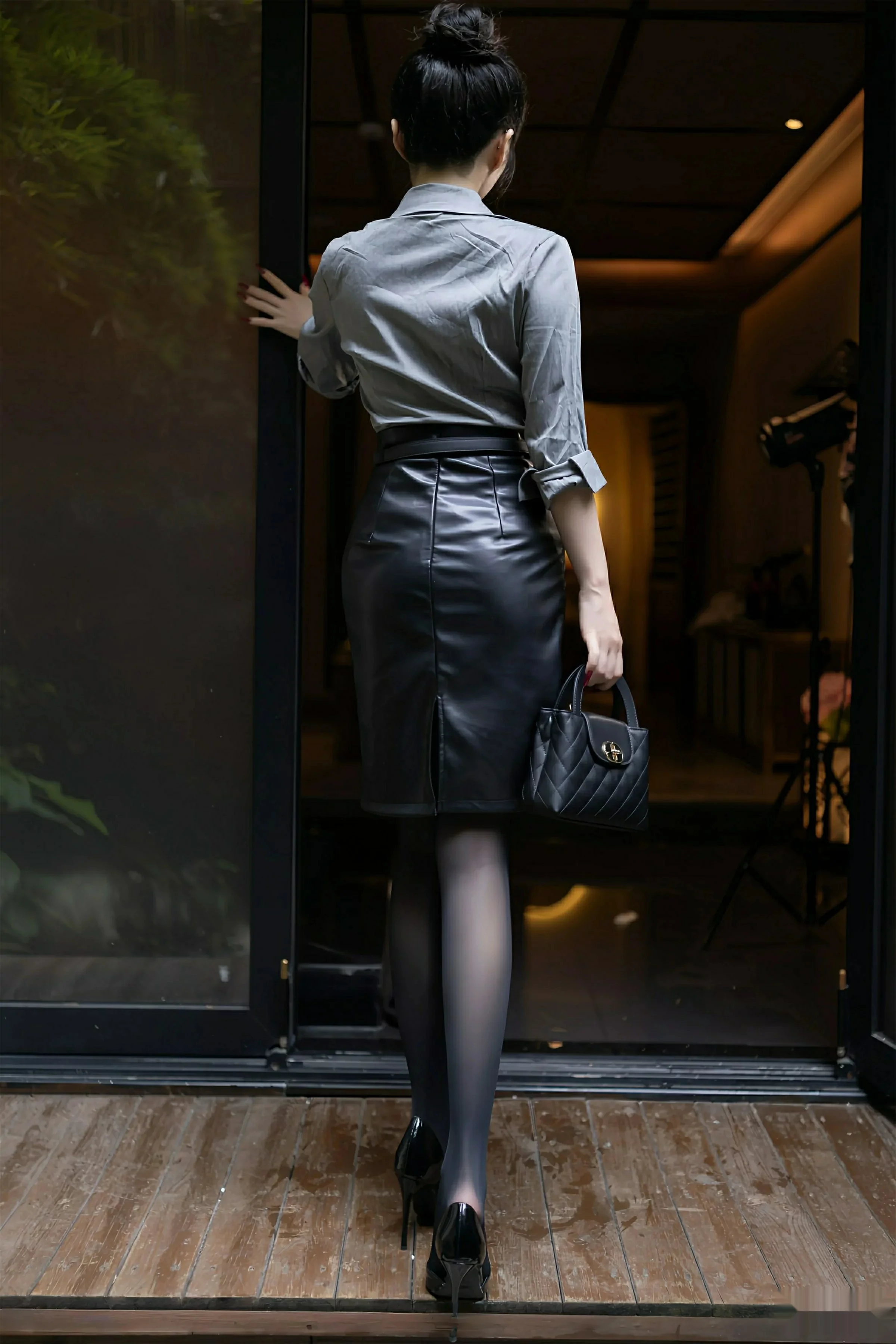 [[XiuRen秀人网]秀人网]No.10635_模特鱼子酱Fish性感灰色衬衫露黑色内衣秀曼妙身姿完美诱惑写真79P