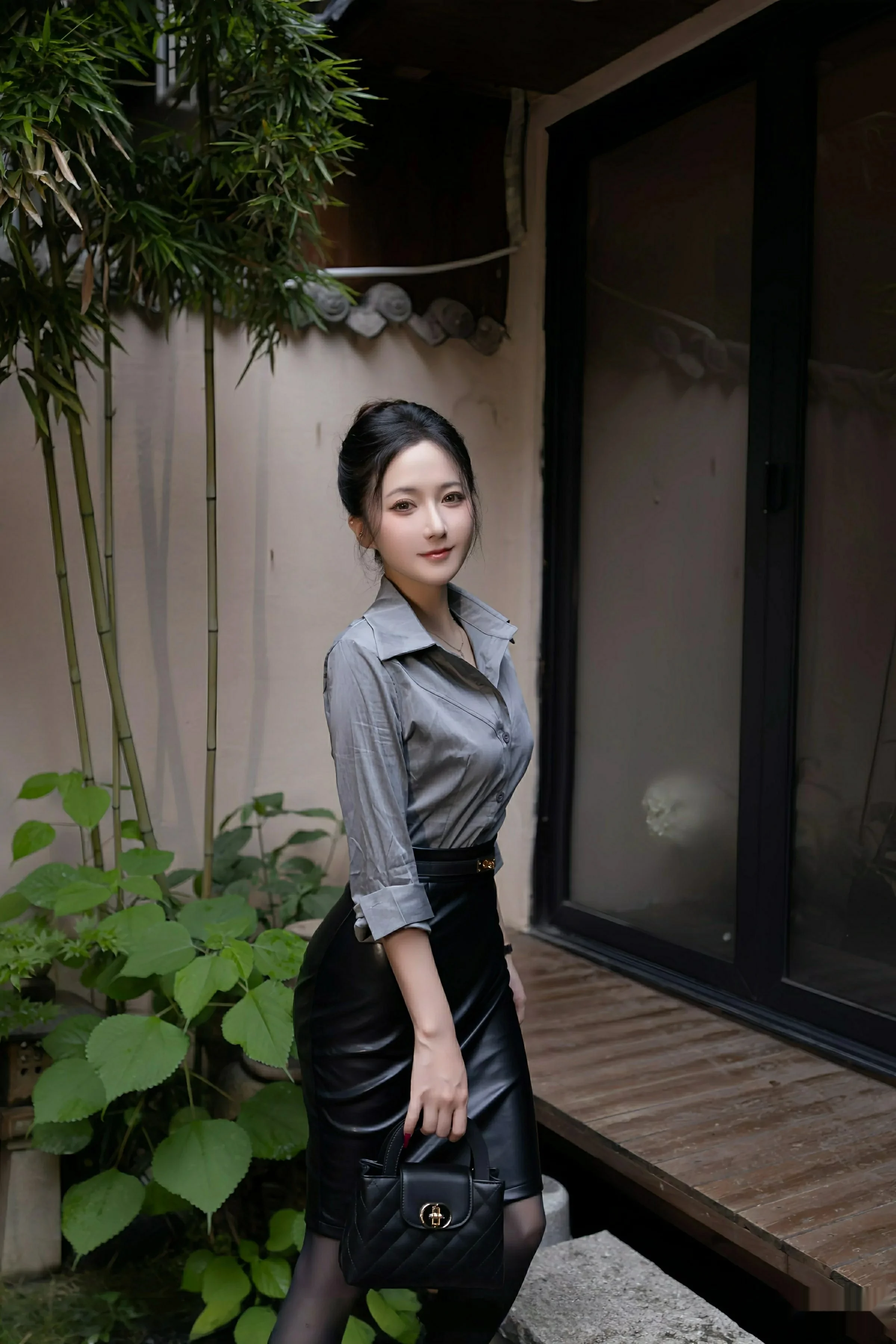 [[XiuRen秀人网]秀人网]No.10635_模特鱼子酱Fish性感灰色衬衫露黑色内衣秀曼妙身姿完美诱惑写真79P