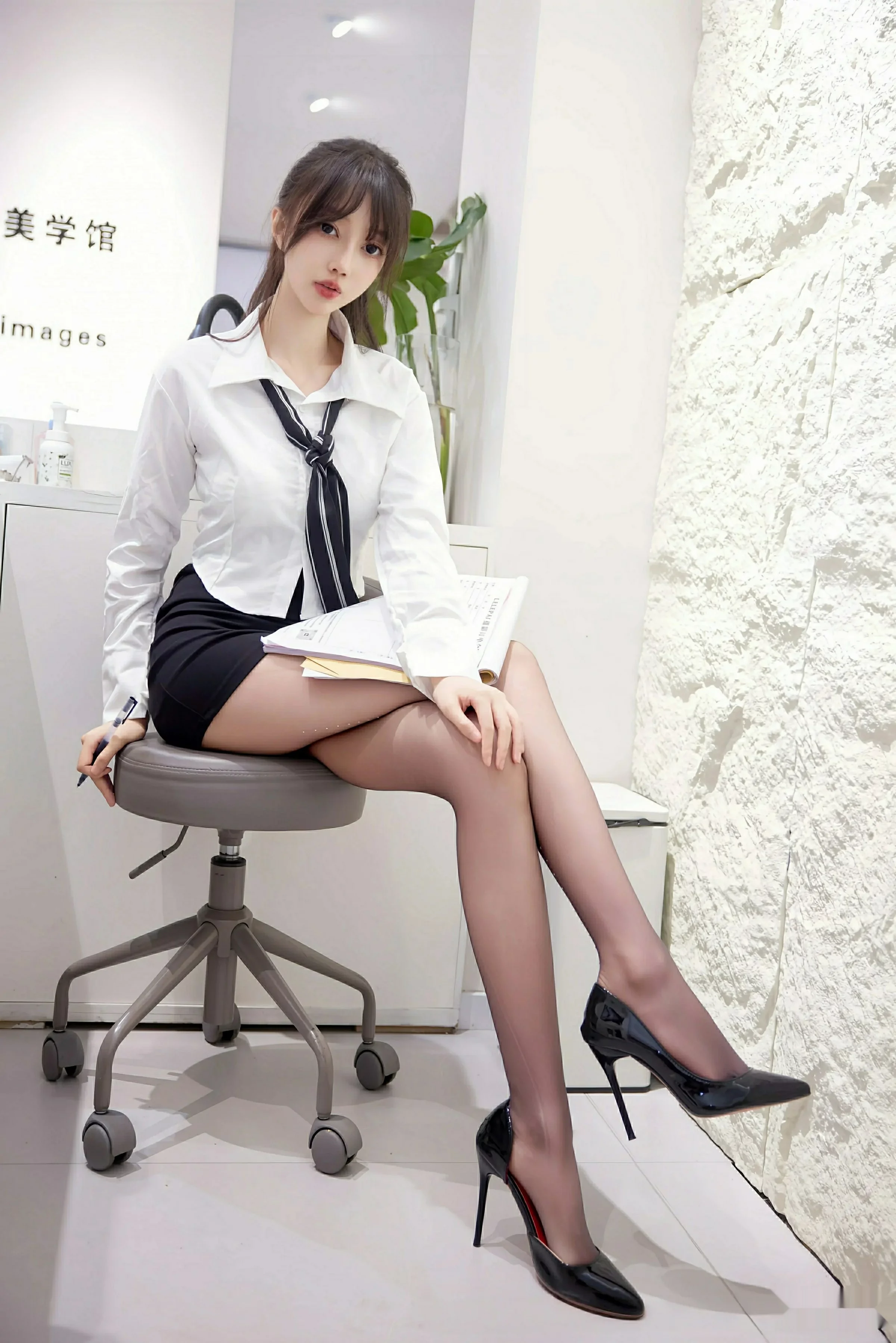 [[XiuRen秀人网]秀人网]No.10636_模特玥儿玥er性感白色衬衫配黑色短裙露超薄黑丝秀美腿诱惑写真58P