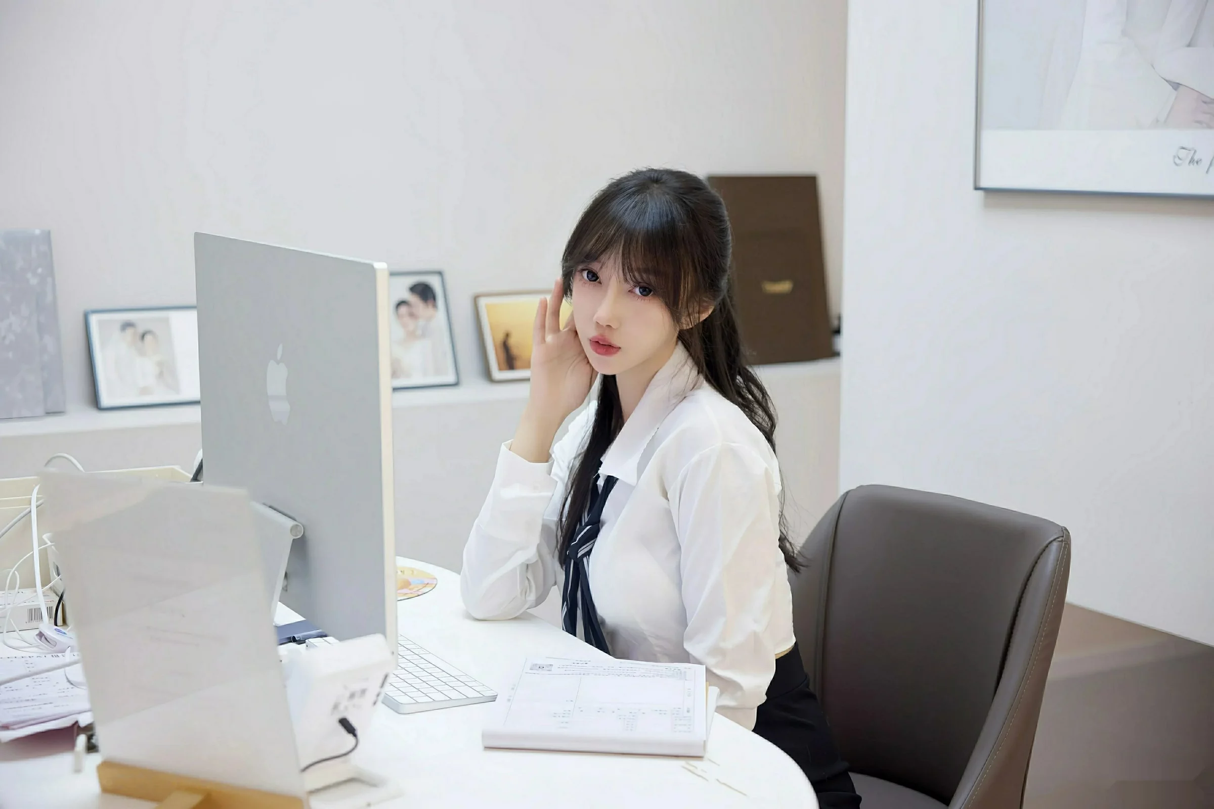 [[XiuRen秀人网]秀人网]No.10636_模特玥儿玥er性感白色衬衫配黑色短裙露超薄黑丝秀美腿诱惑写真58P