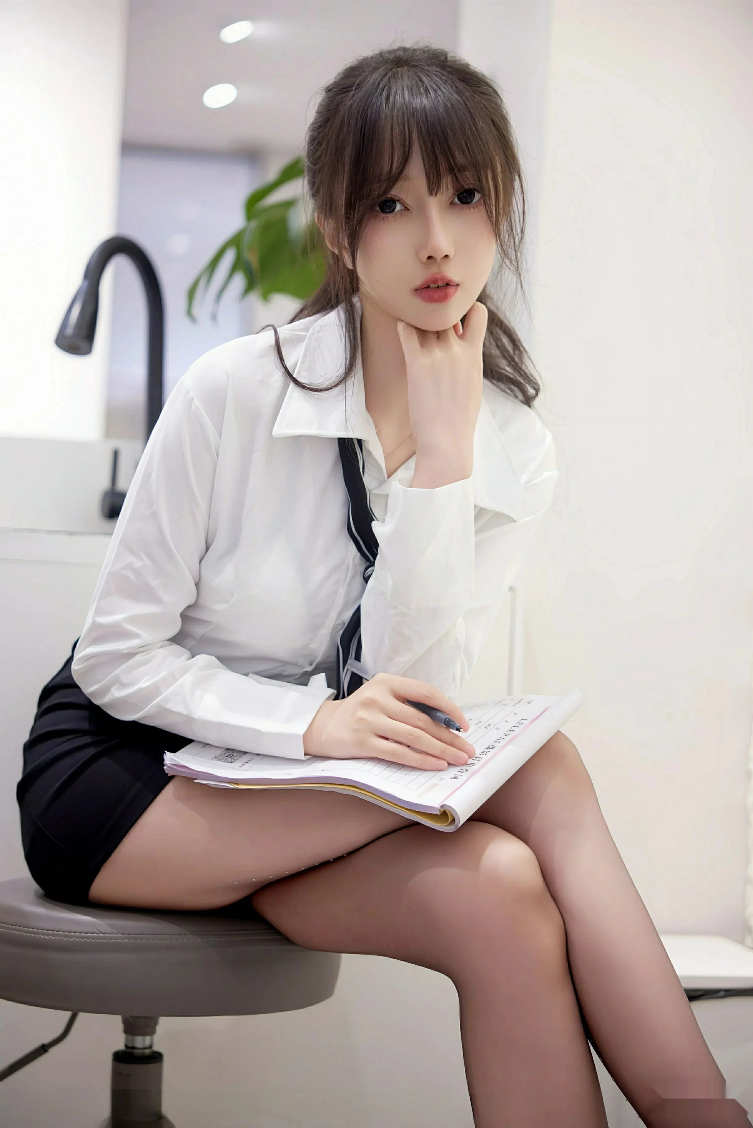 [[XiuRen秀人网]秀人网]No.10636_模特玥儿玥er性感白色衬衫配黑色短裙露超薄黑丝秀美腿诱惑写真58P