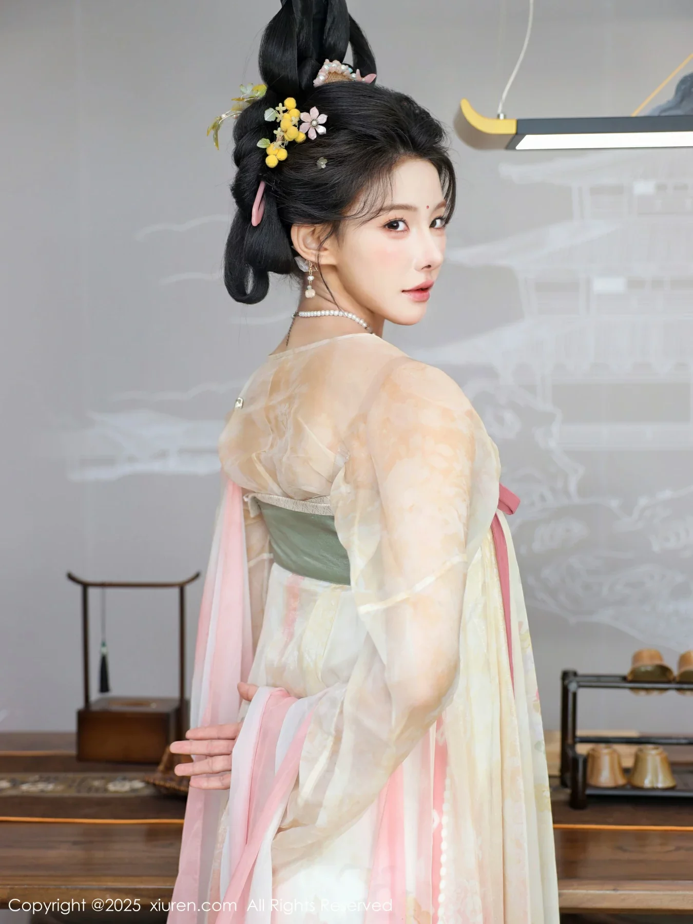 [[XiuRen秀人网]秀人网]No.10645_模特梨霜儿古典主题性感浅色古装服饰秀丰腴身材迷人美腿写真82P