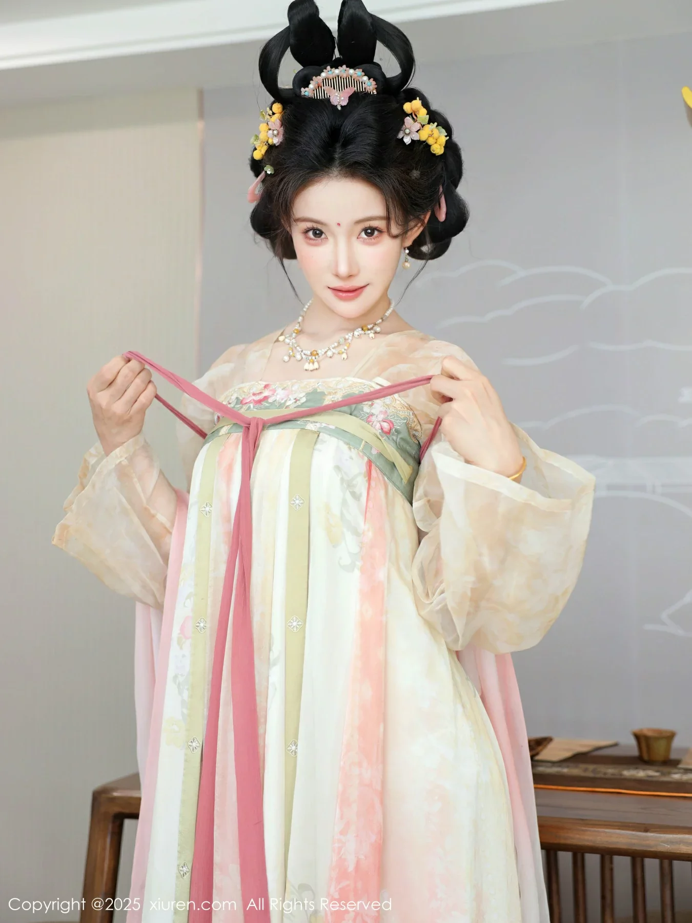 [[XiuRen秀人网]秀人网]No.10645_模特梨霜儿古典主题性感浅色古装服饰秀丰腴身材迷人美腿写真82P